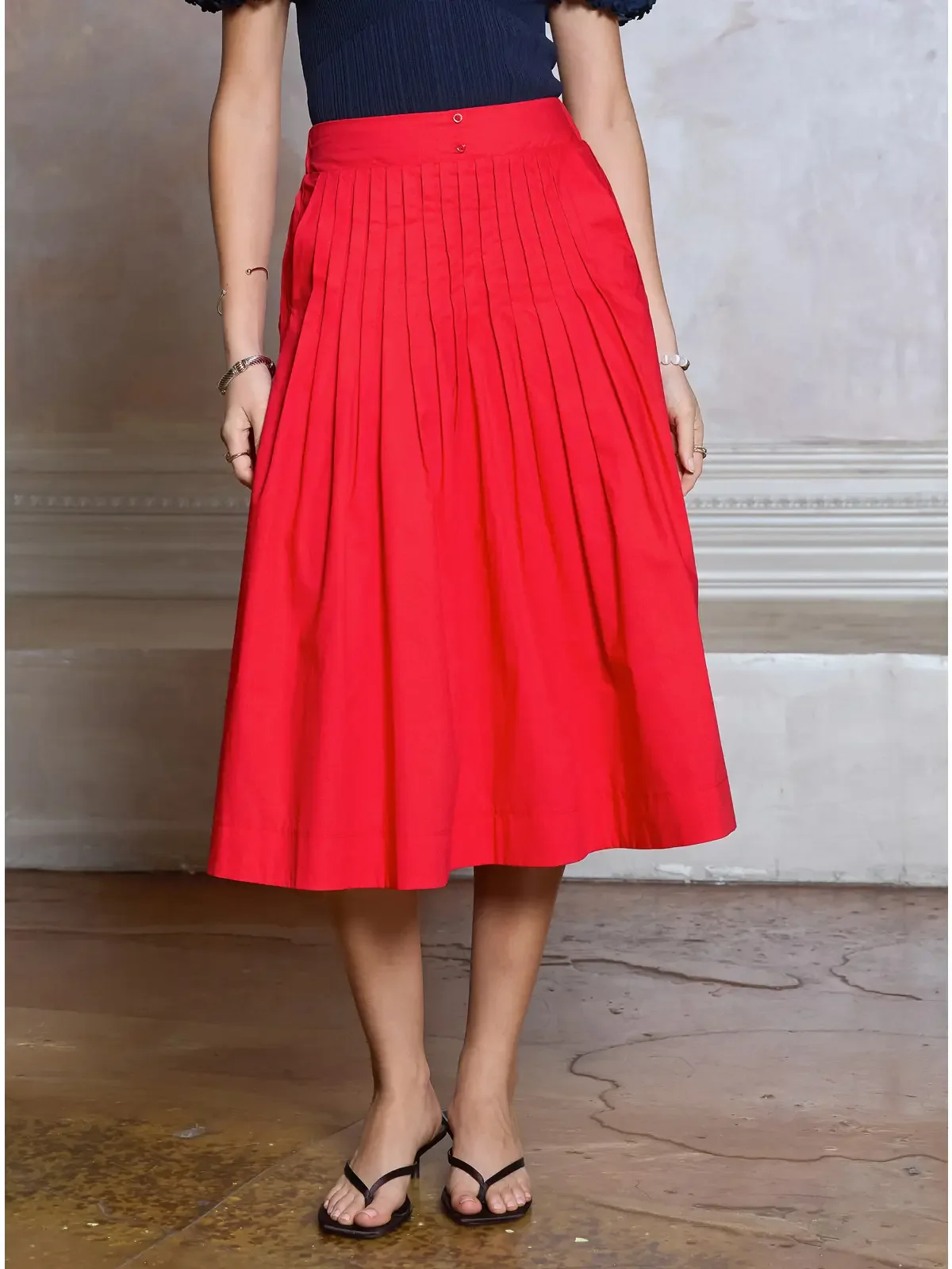 The Market Arrival Midi - Red