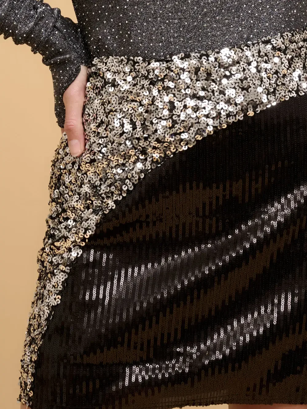 silver:black skirt. 1.webp