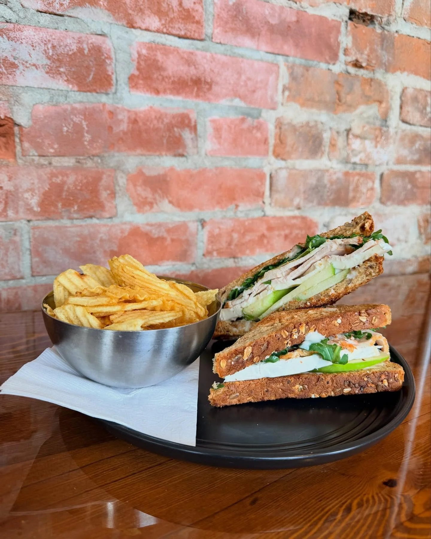 New feature 🥪 calling your name 📢 

Oven Roasted Turkey Breast, Apple, and Brie! What more can you ask for 🤤
