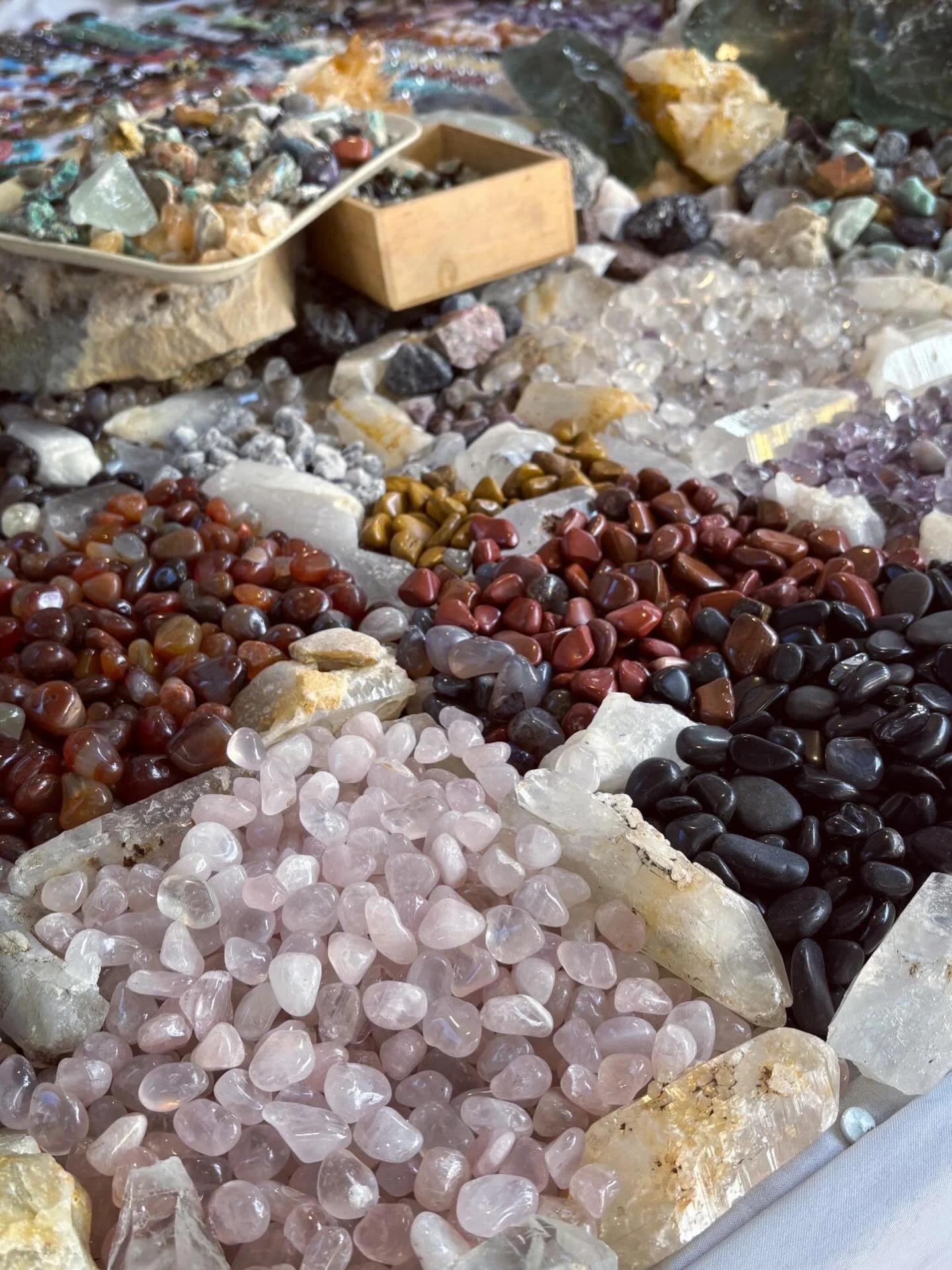 Crystals speak to us all&hellip;with no translation needed 💎🫶

#crystals #gems #crystalenergy #energyhealing #colombia