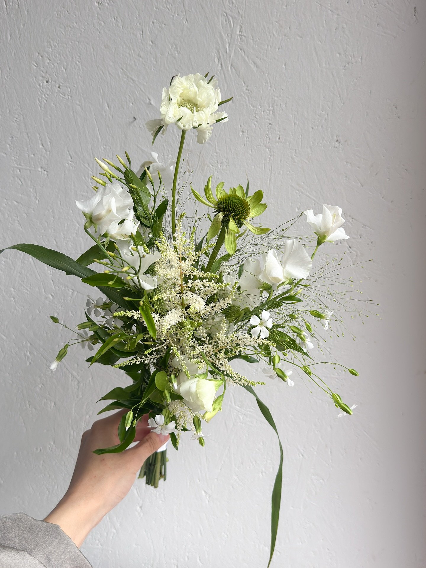 Green and White Bridal Bouquet 🕊️💚 
A serene moment with nature's whispers. 
Soft greens and delicate whites tell a story of simplicity and grace.