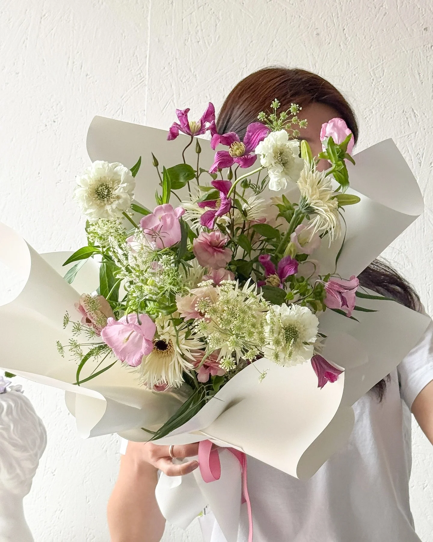 #Roha_bouquet
Soft pink and white tones celebrating a fresh new start. Made for a graduation day filled with love and pride 🎓🌸