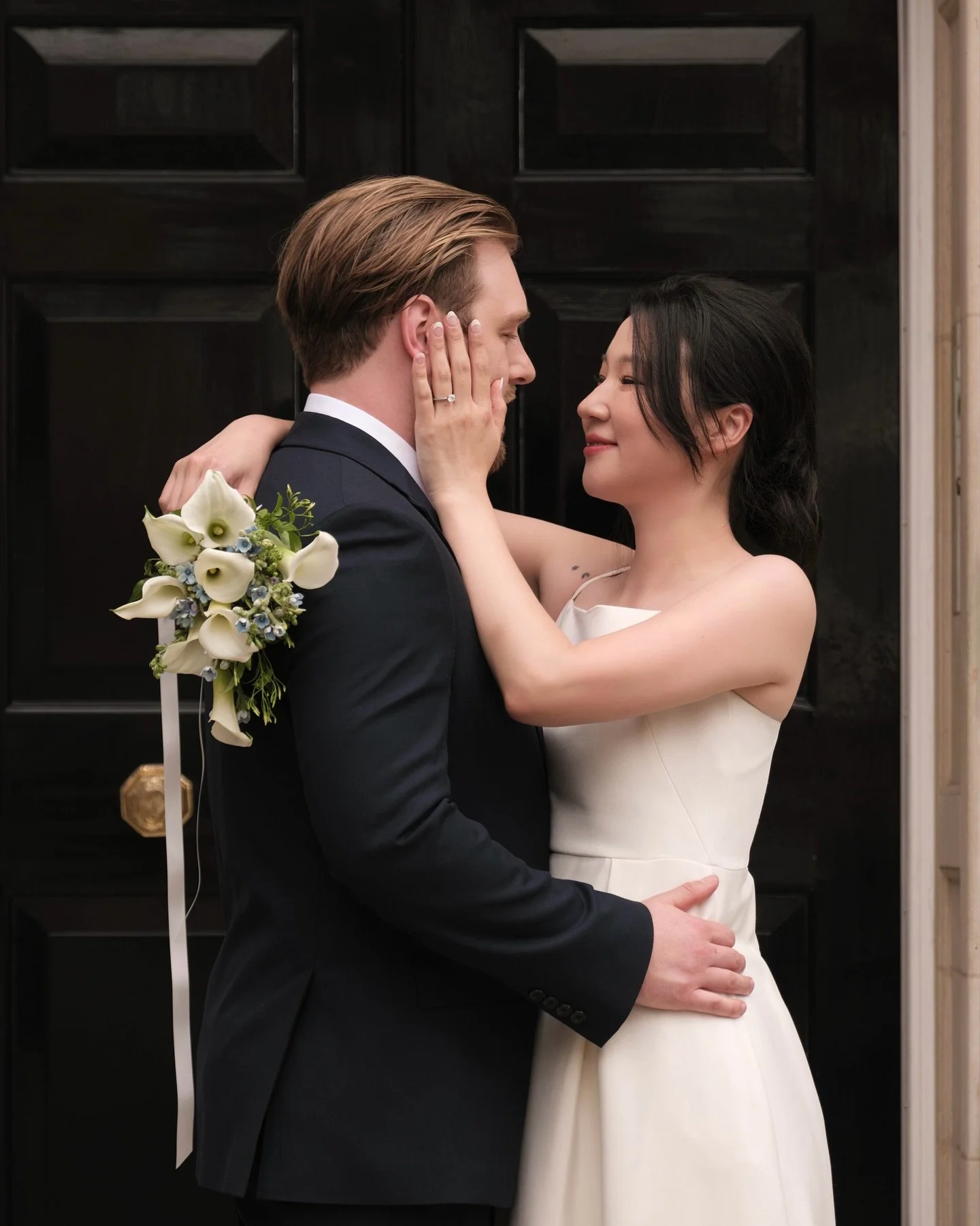 #Roha_wedding

Soft, gentle, and full of warmth. 
Calla lilies bouquet that reflects her calm and graceful beauty 🩵

📷 @anecdote.ldn