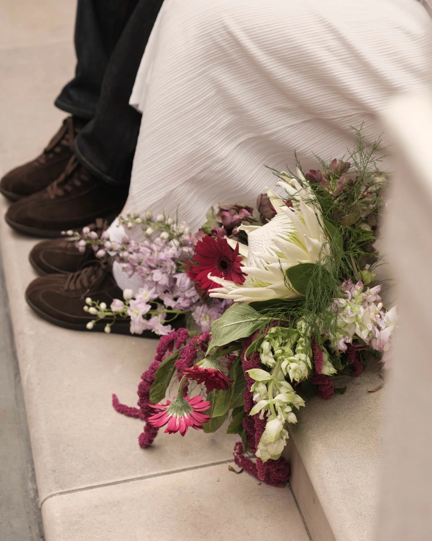 #Roha_wedding

Unexpected textures, meeting in the softest balance.
Created to sit naturally with denim, white, and everyday romance 💜
-
Your story, your flowers.
Now welcoming 2026 wedding flower enquiries.

📸 @anecdote.ldn