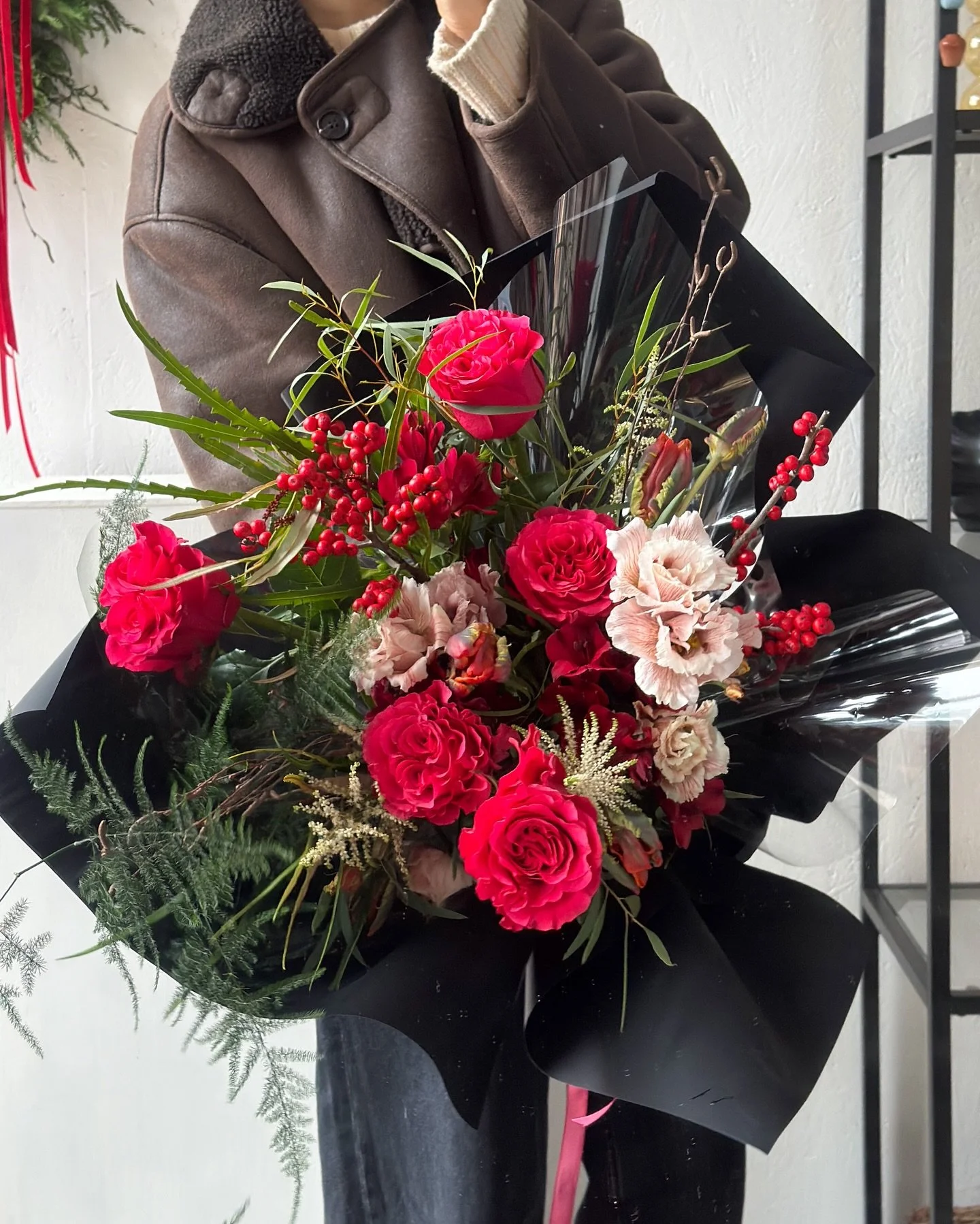 #Roha_bouquet

A bouquet made for a concert evening ❤️
Created larger than the bouquet in our previous post, at the client&rsquo;s request.
Deep reds that feel just right for the end of the year, warm, rich, and full of atmosphere.
A colour palette w