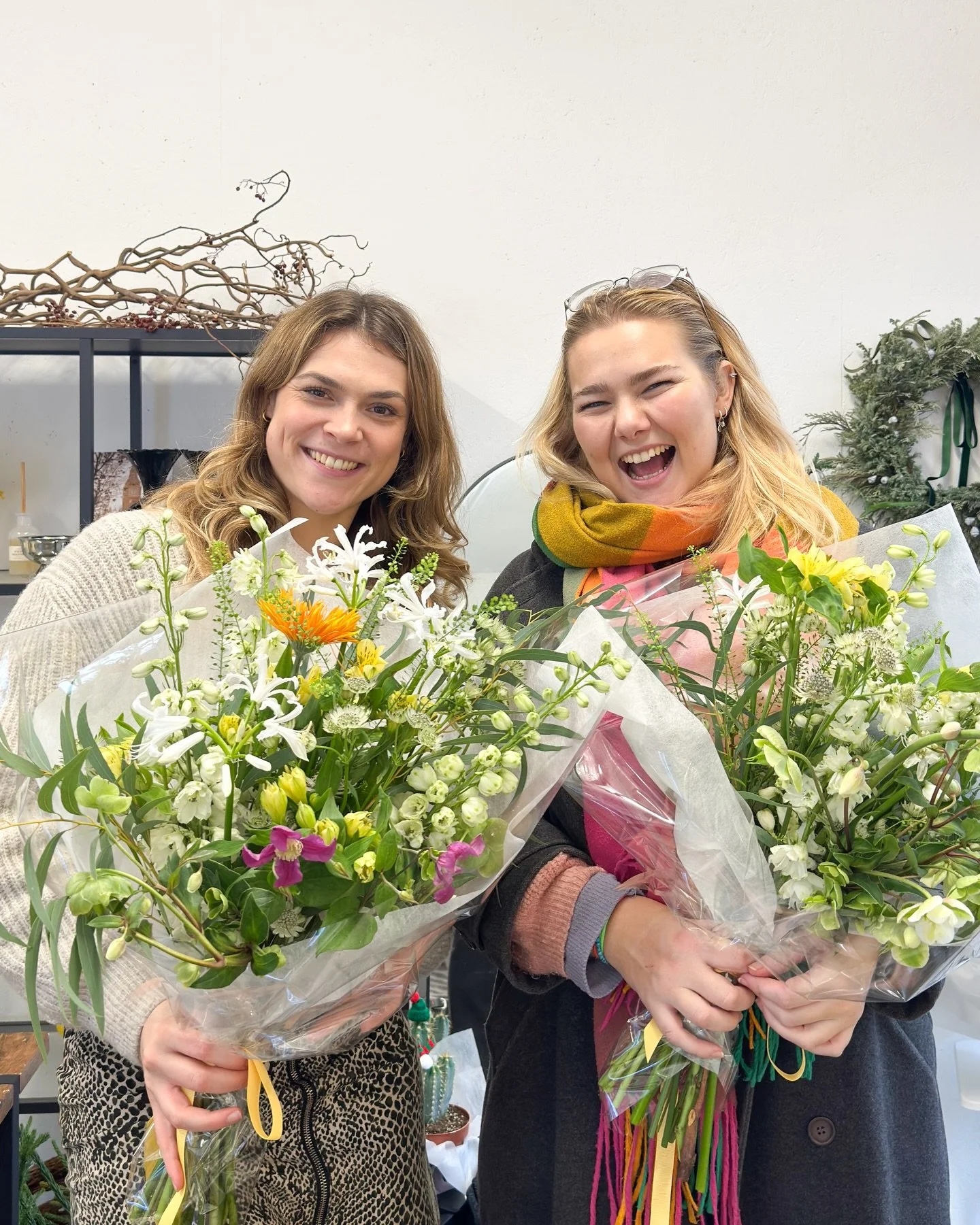 #Roha_Workshop

Flowers made by hand, stories made together 🌸

Join us for a flower workshop, book via website ✨