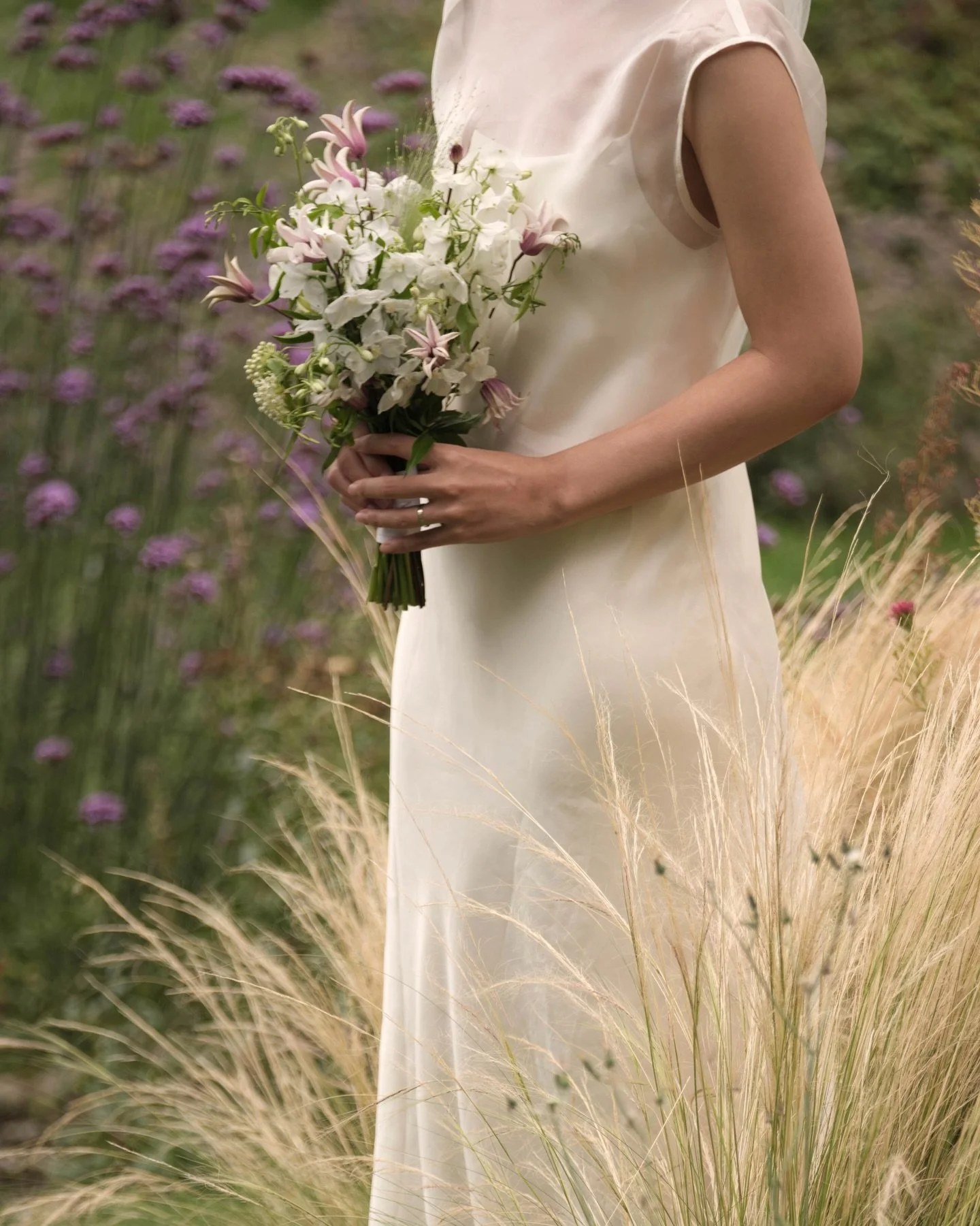 A natural bridal bouquet for a relaxed pre-wedding shoot day.

Designed with soft whites and seasonal flowers,
made to feel comfortable in her hands 🌿

2026 wedding bookings are now open
&mdash; your story, your flowers 🤍

📸 @anecdote.ldn 

#Weddi