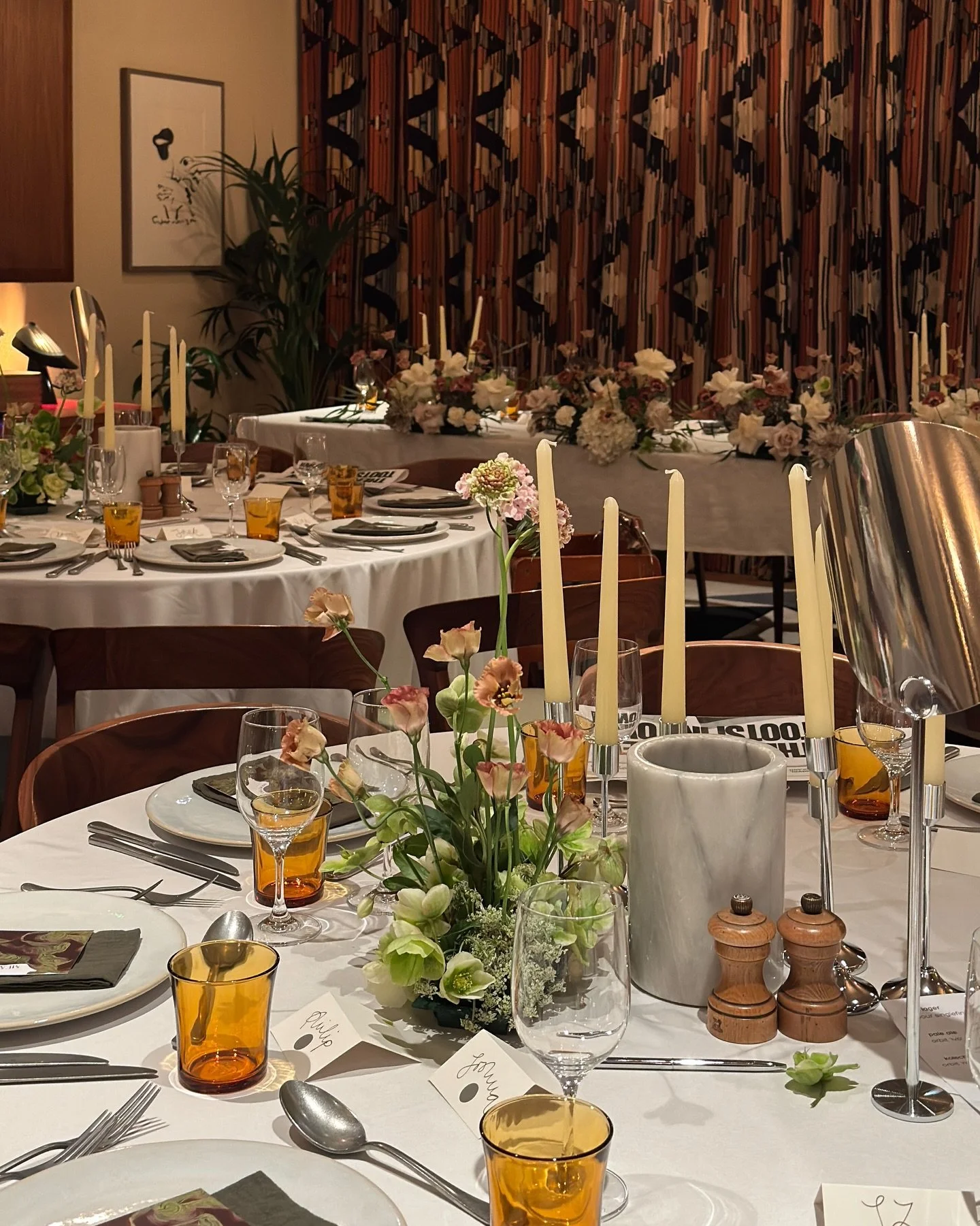 Reception flowers in soft blush and warm neutral tones 🍸

A flowing floral runner along the table
with delicate arrangements across the space.

Venue @thehoxtonhotel 

@rohaflower_shop 

#Roha_wedding