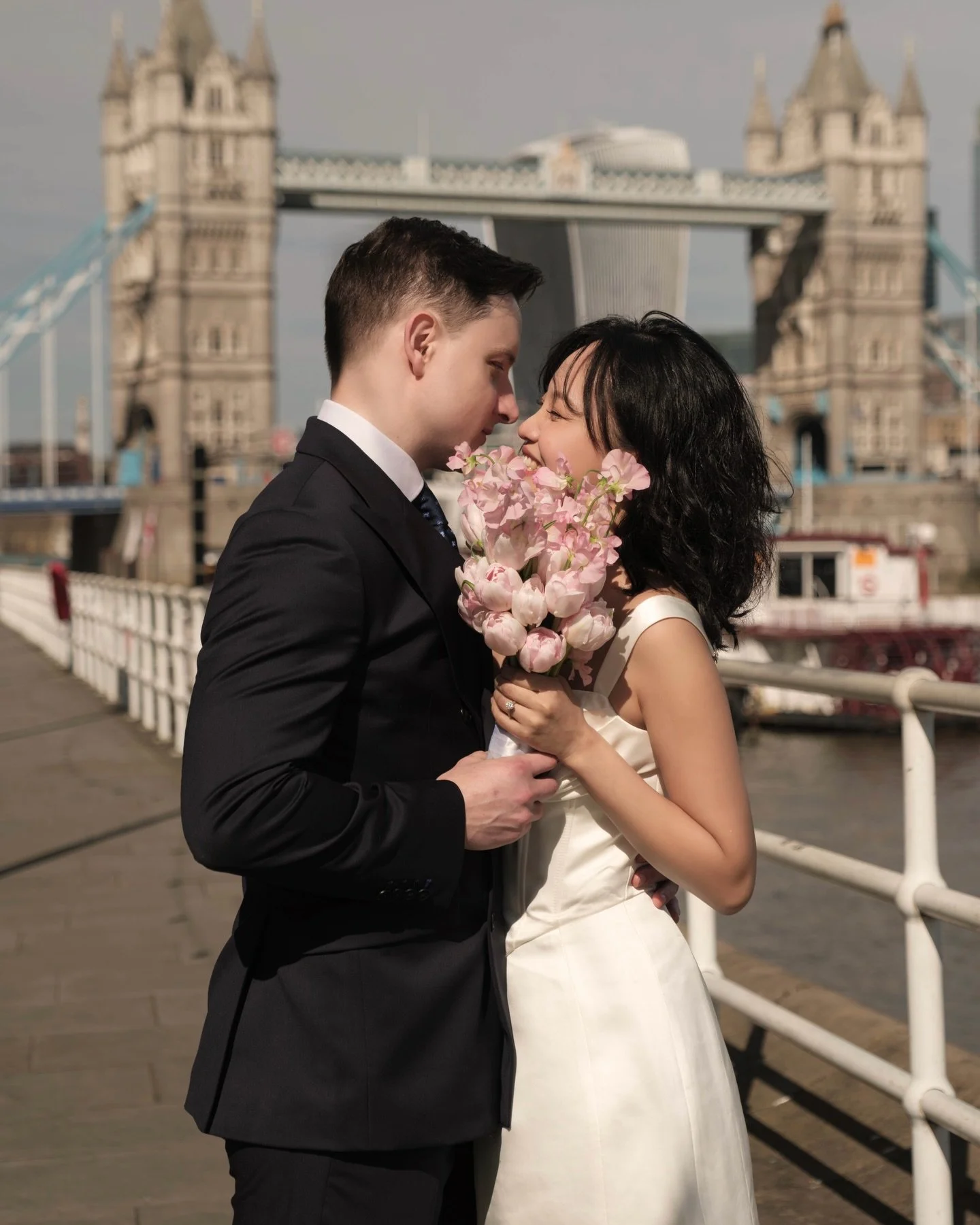 Soft pink tulips for a timeless wedding 🤍

Beautifully captured 
📷 @anecdote.ldn 

@rohaflower_shop 

#Roha_wedding