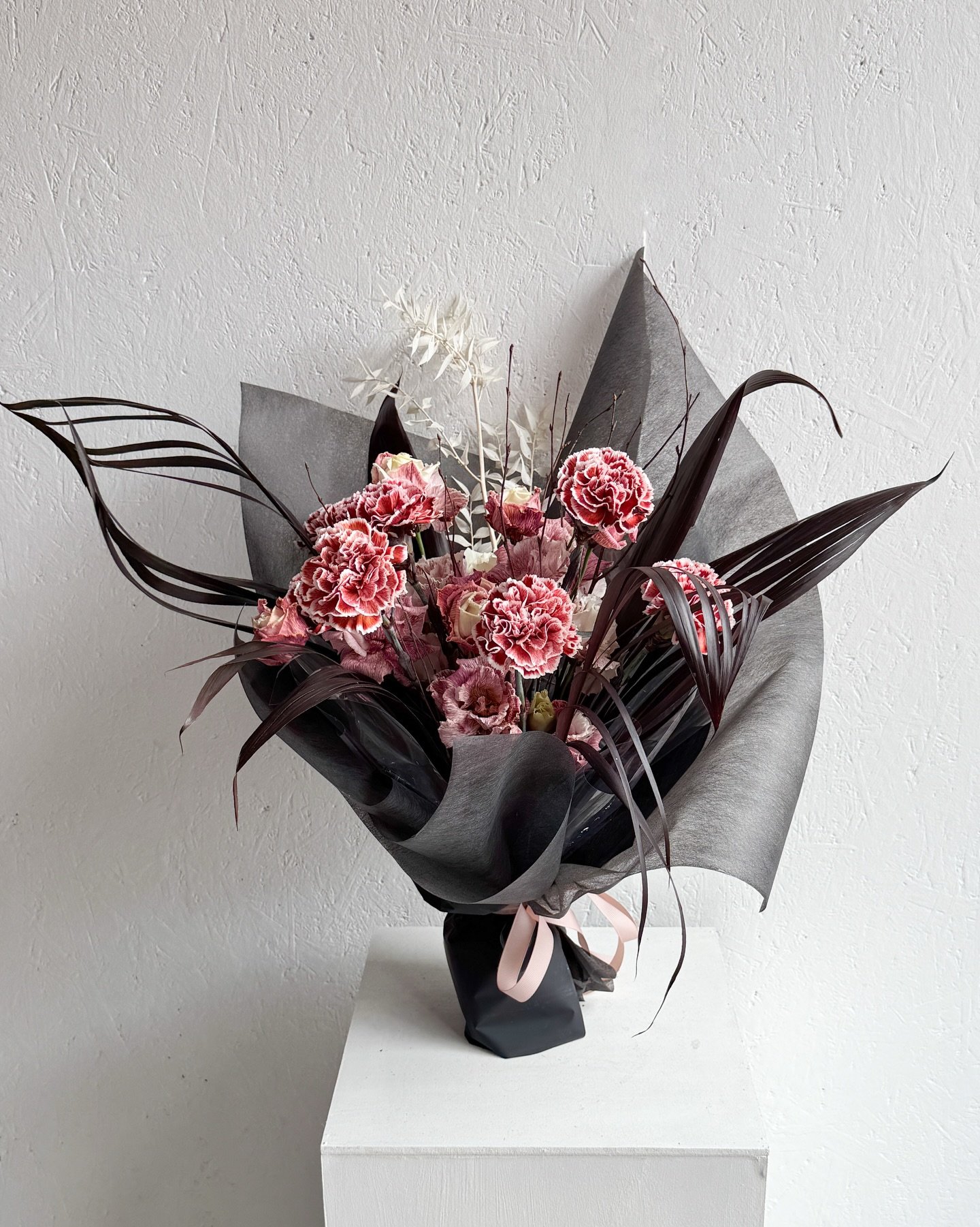 A graduation bouquet from last autumn 🎓

Soft blooms with a deeper mood.

@rohaflower_shop 

#Roha_bouquet