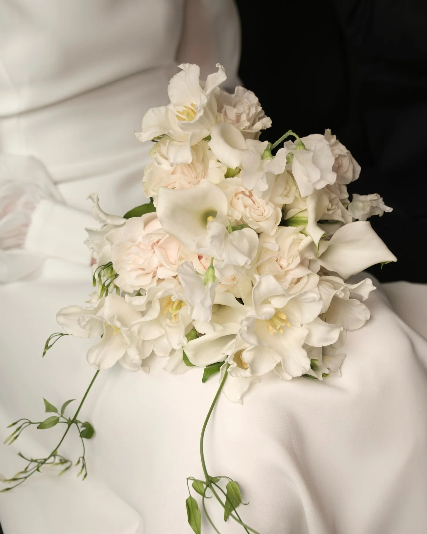 Soft whites, gentle movement, and a calm, effortless elegance that doesn&rsquo;t feel forced.

A bridal bouquet that&rsquo;s easy to hold, yet full of texture and impact 🤍

Nothing too stiff
just flowers falling naturally, like they&rsquo;re meant t