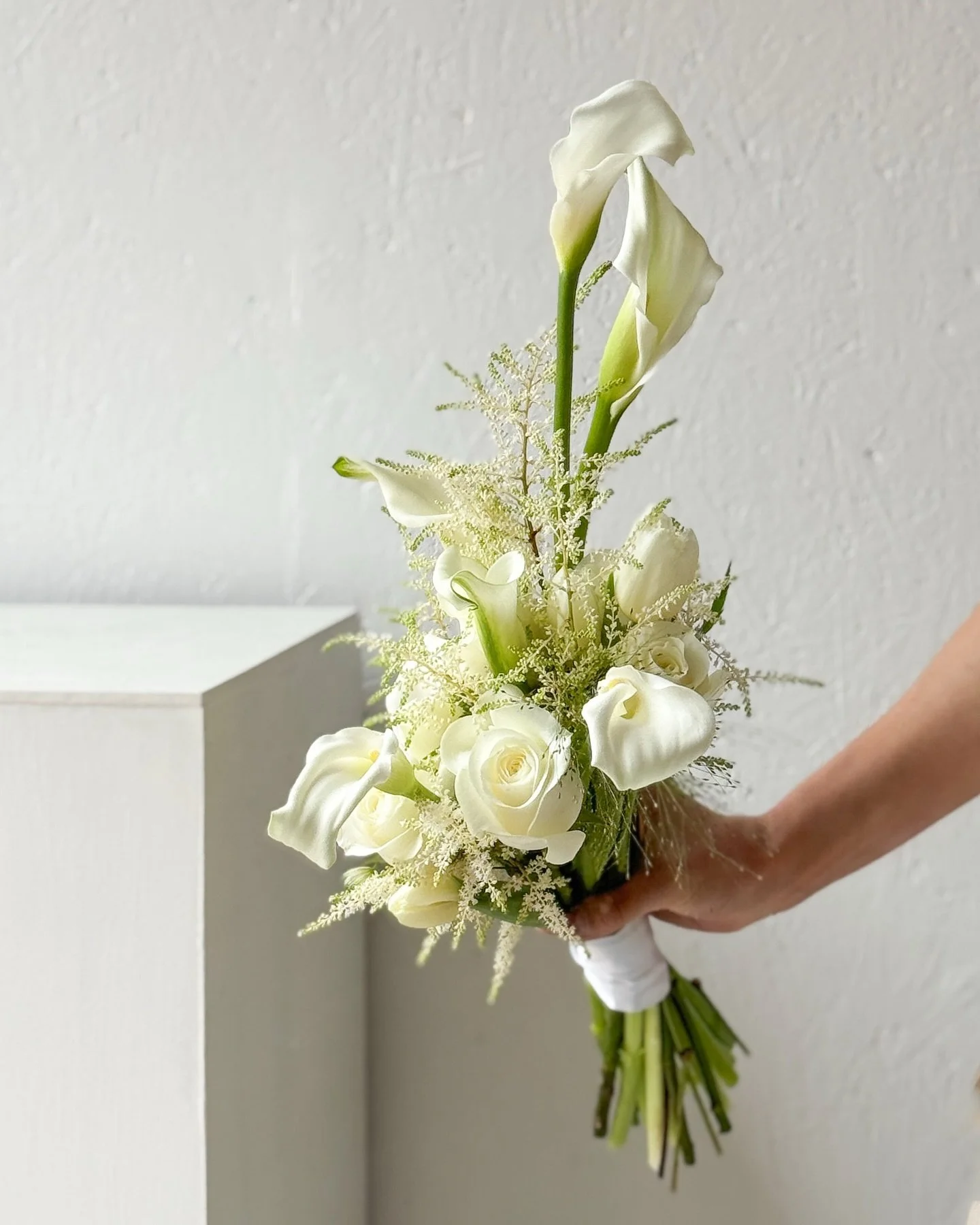 A bridal bouquet should look beautiful from every angle.

That&rsquo;s something we always keep in mind when designing it, so no matter how you hold, turn, or see it, it gives off a slightly different vibe.

Because the details that mean the most are