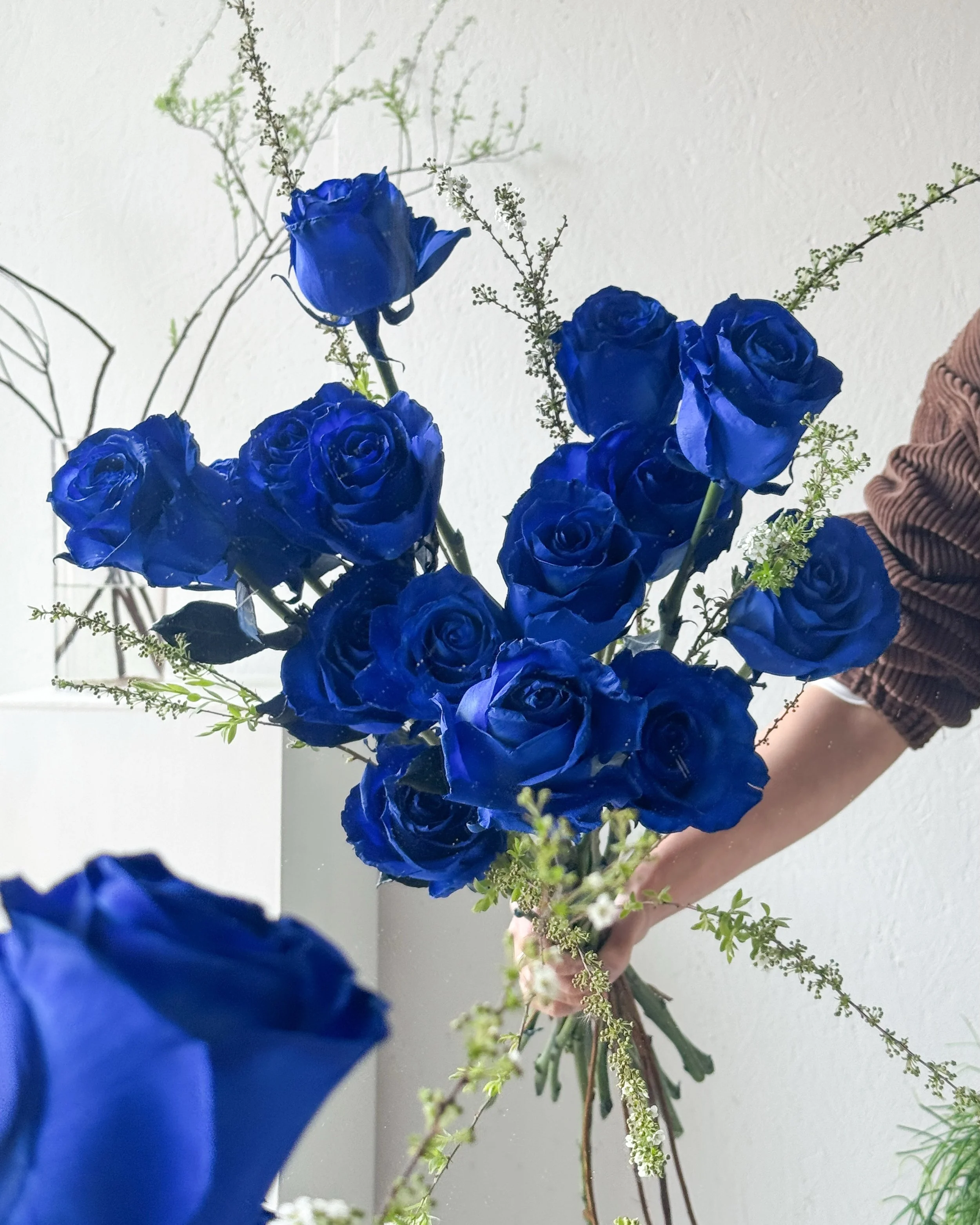 This bouquet was made for a friend who loves @jennierubyjane from BLACKPINK 💙

Jennie gets blue roses from her mom every year.

Blue roses are often seen as symbols of miracles, hope, and making the impossible possible.

@rohaflower_shop 

#Roha_bou