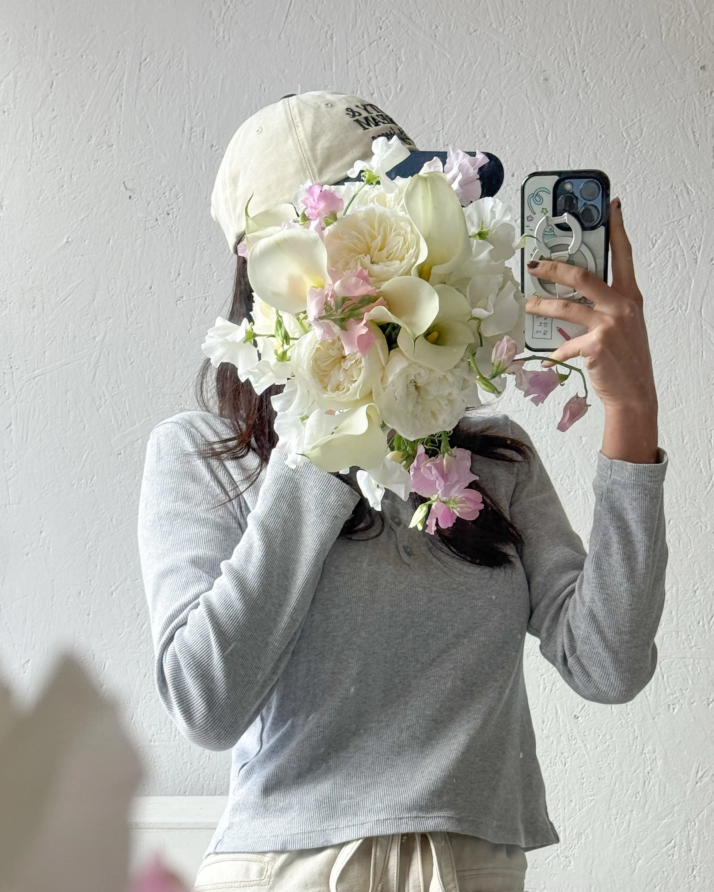Soft whites with just a touch of blush pink.

Garden roses, calla lilies, and sweet peas 💗
a combination that feels romantic and effortlessly elegant.

Designed to feel gentle in the hand and beautiful in every photograph.

⠈⠂⠄⠄⠂⠁⠁⠂⠄⠄⠂⠁⠁⠂⠄⠄⠂⠁⠁

🕊 F