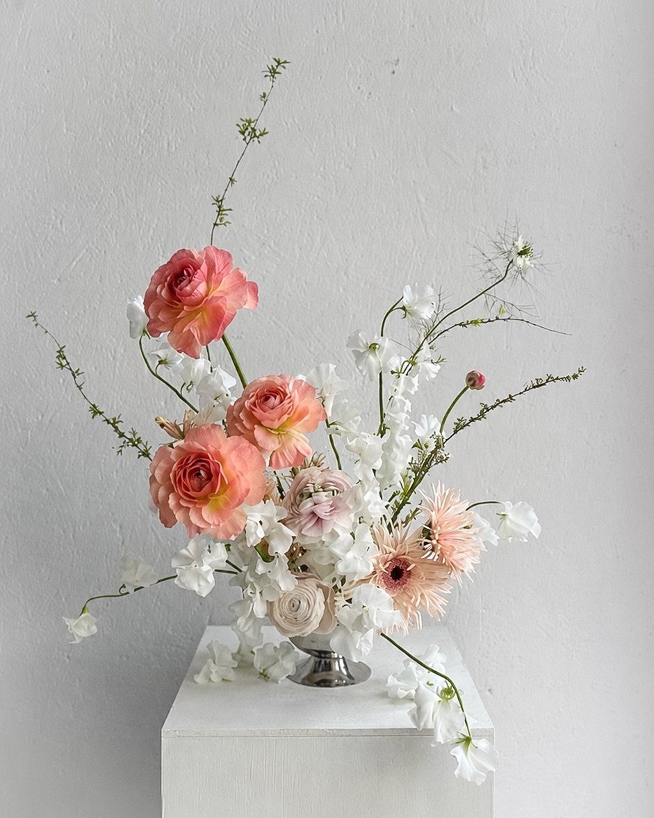 A centrepiece created for a birthday celebration 🌸

Soft sweet peas, delicate ranunculus, and seasonal blooms arranged with movement and lightness in mind.

⠈⠂⠄⠄⠂⠁⠁⠂⠄⠄⠂⠁⠁⠂⠄⠄⠂⠁⠁

🕊 For enquiries, please send DM or email.

@rohaflower_shop

#roha_eve