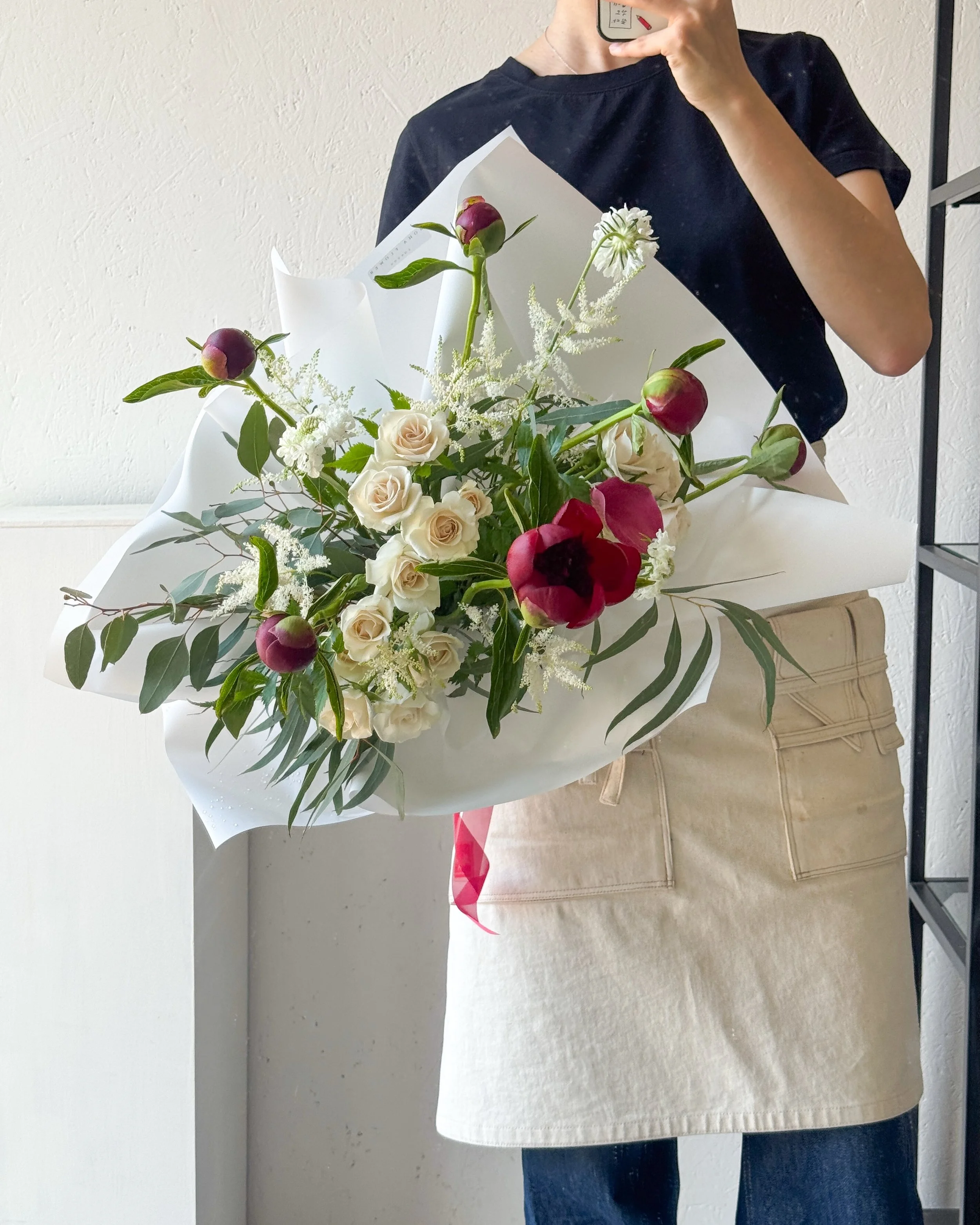 A graduation bouquet to celebrate a milestone 🎓

Peonies, roses, and delicate seasonal flowers brought together in a design that feels both joyful and elegant.

A small way to mark the end of one chapter and the beginning of another.

Congratulation