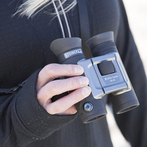 Steiner BluHorizons 10x26mm Binocular_in use.png