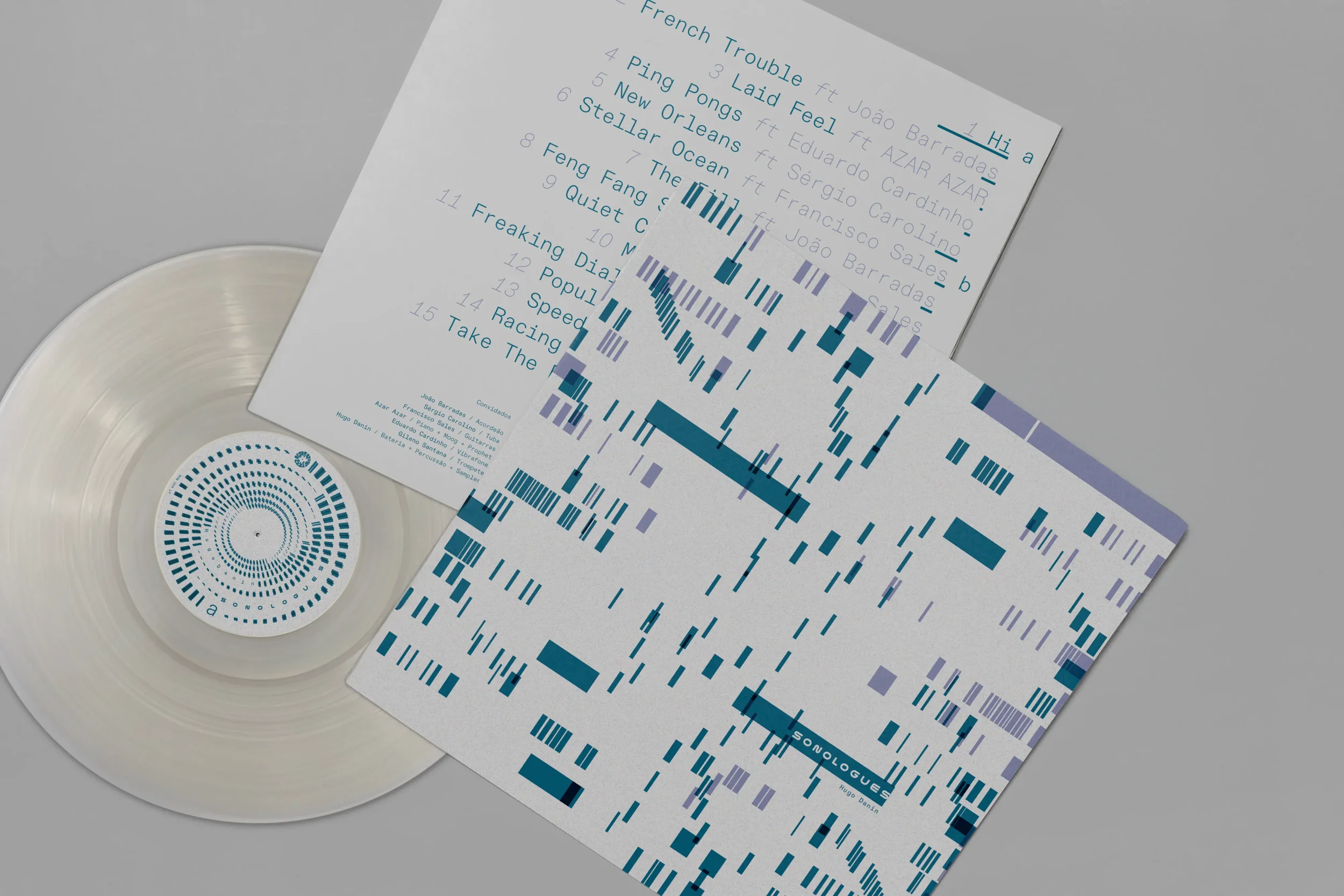 Capa de um LP de cor branca com uma arte que tem linhas e blocos em tons de azul e roxo, e uma parte de uma lista de faixas de música em azul claro.