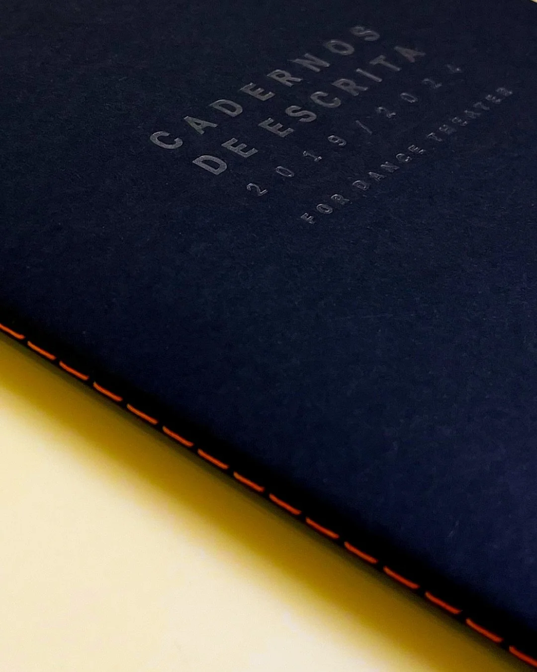 CADERNOS DE ESCRITA - COMPANHIA OLGA RORIZ

&ldquo;Cadernos de escrita 2019/2024&rdquo; re&uacute;ne textos escolhidos por Sara Carinhas no &acirc;mbito da
disciplina de Escrita e Improvisa&ccedil;&atilde;o.
Esta publica&ccedil;&atilde;o assinala os 