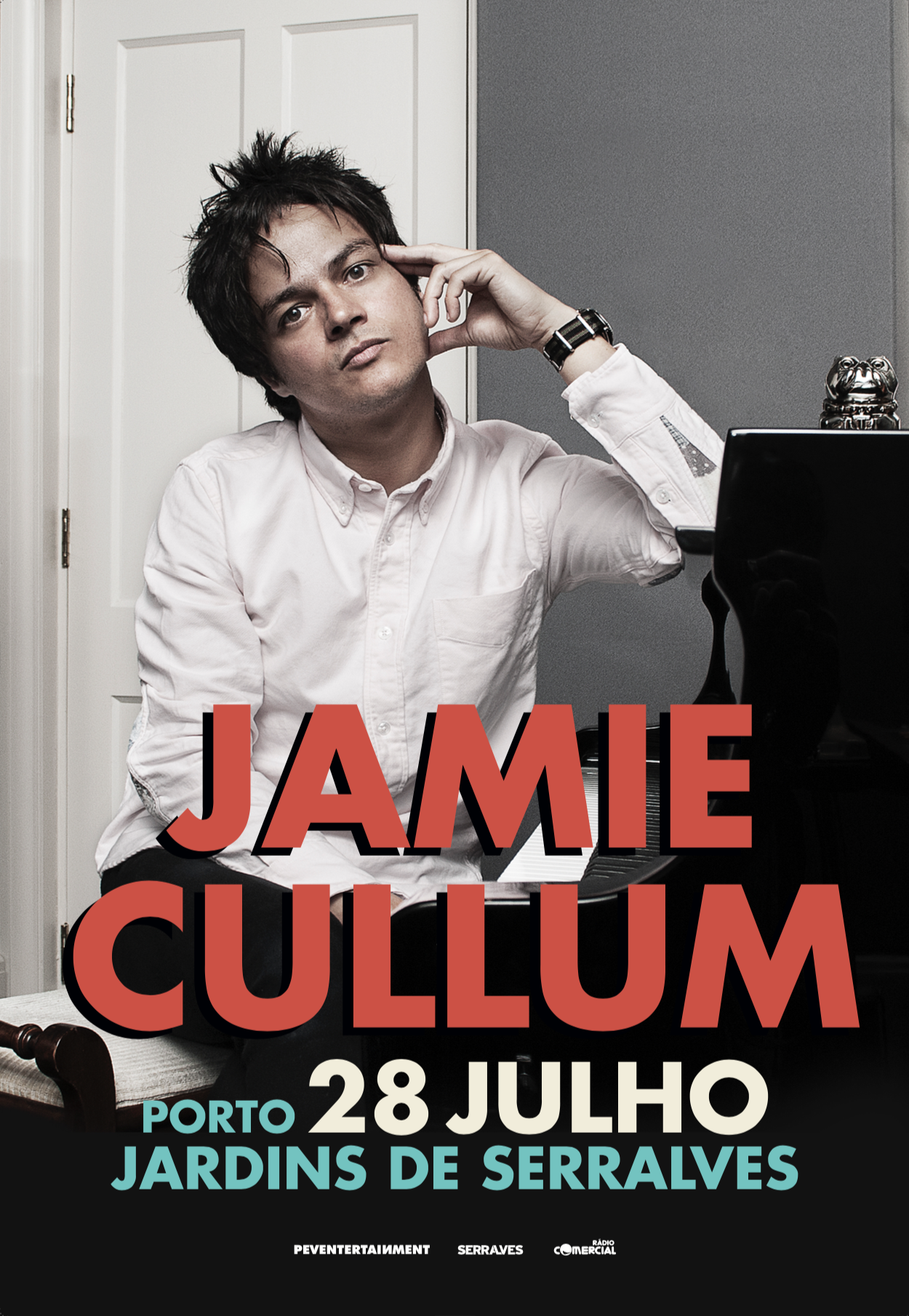 Cartaz com uma foto de um homem com cabelo escuro e cabelo desarrumado, usando camisa branca, sentado na frente de um piano preto, numa sala com parede cinza claro e porta branca ao fundo. Texto em destaque: 'JAMIE CULLUM'. Abaixo, informações do evento: 'PORTO 28 JULHO JARDINS DE SERRALVES' e logos de patrocinadores.