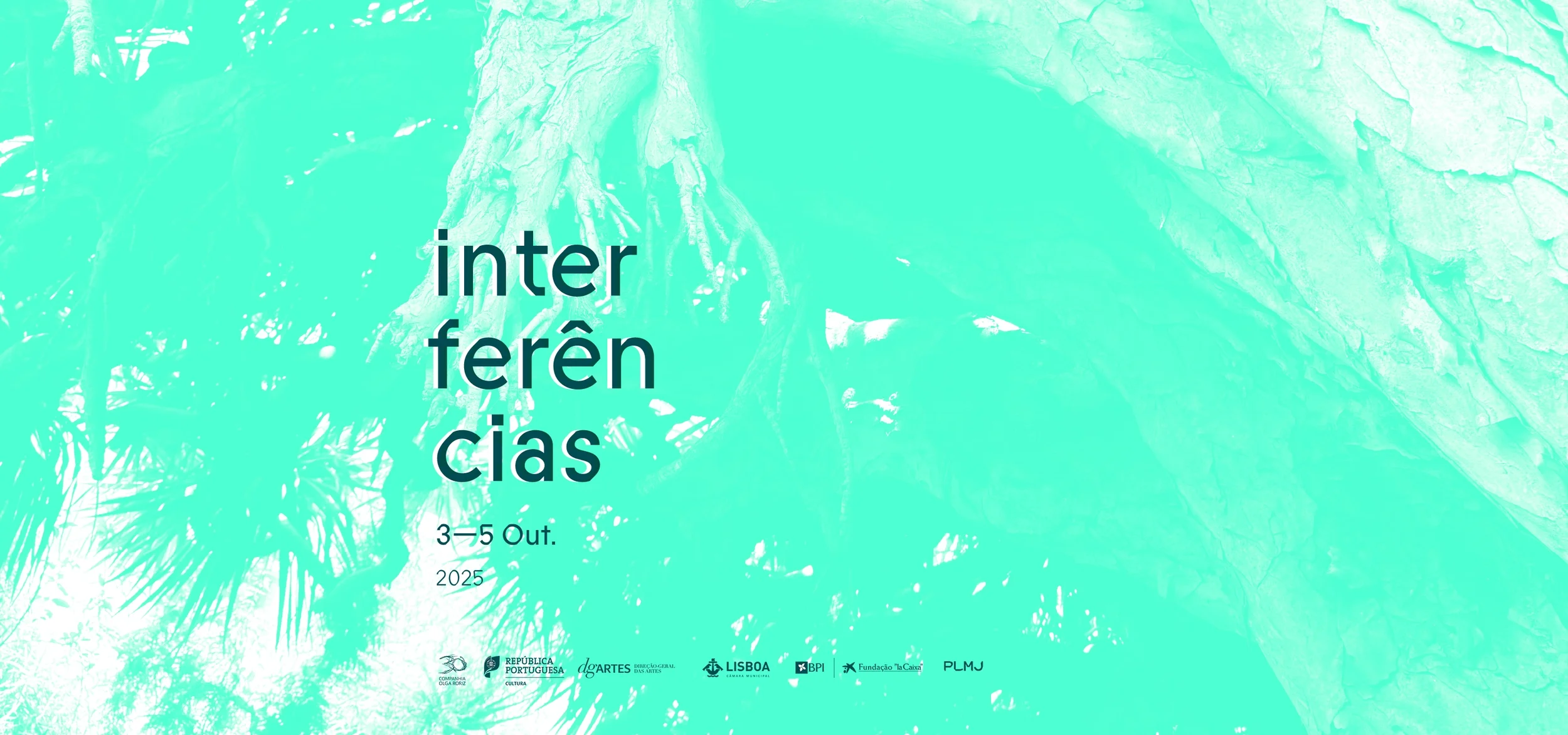 Cartaz com fundo turquesa com imagens de árvores e raízes, exibindo o texto "Interferências" e informações sobre o evento de 3 a 5 de outubro de 2025, apoiado por várias instituições culturais e financeiras.