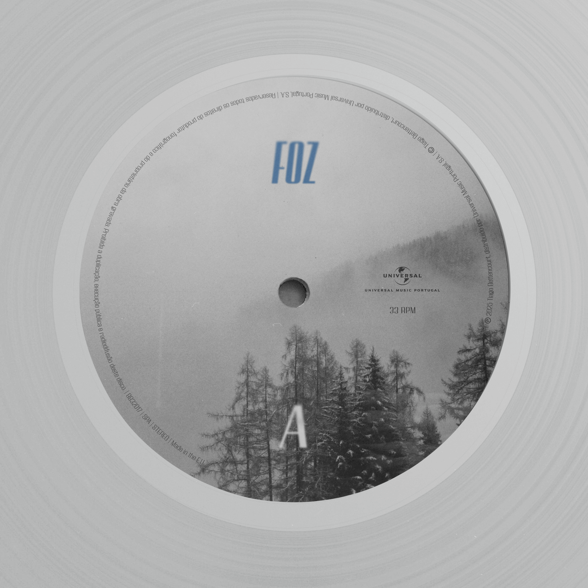 Vinil branco com uma imagem de árvores em uma floresta e a inscrição 'FOZ' em azul na parte superior e uma letra 'A' na parte inferior.