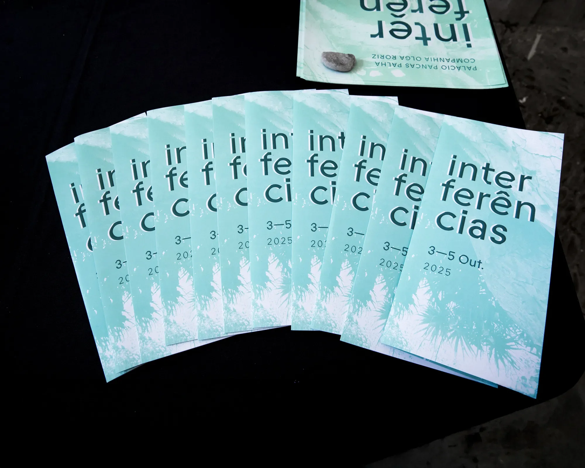 Folhetos informativos sobre o festival Interférias, realizado de 3 a 5 de outubro de 2025.