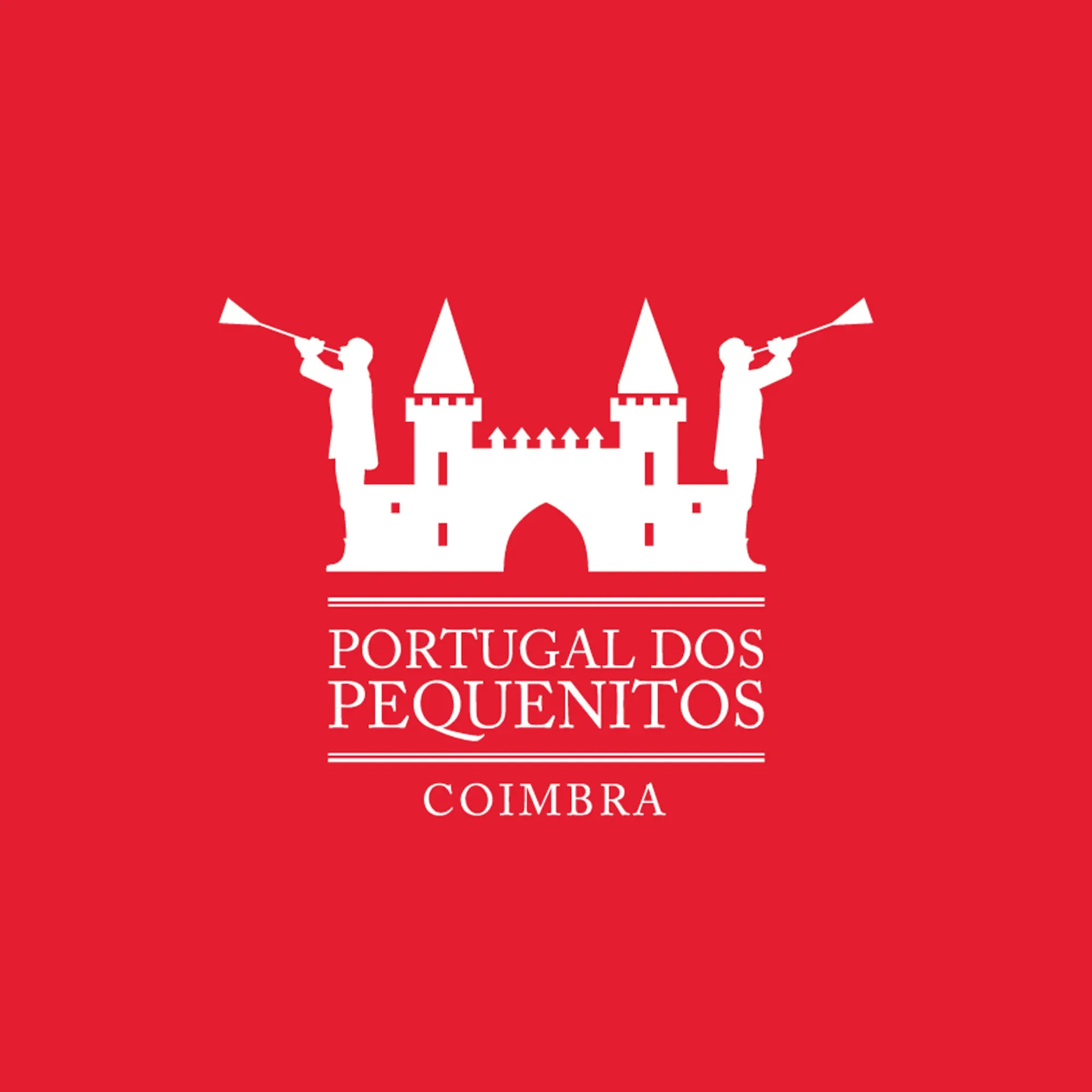 Logotipo do Portugal dos Pequenitos em Coimbra com castelo e duas figuras brincando com trompetes em fundo vermelho.