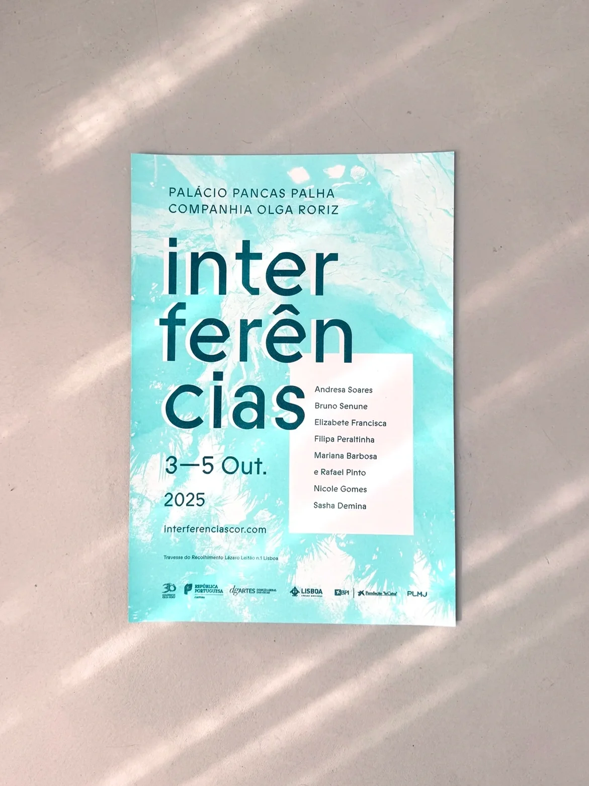 Flyer de evento cultural com fonte azul e branca, detalhes do evento, datas 3 a 5 de outubro de 2025, com lista de palestrantes e logotipos na parte inferior.