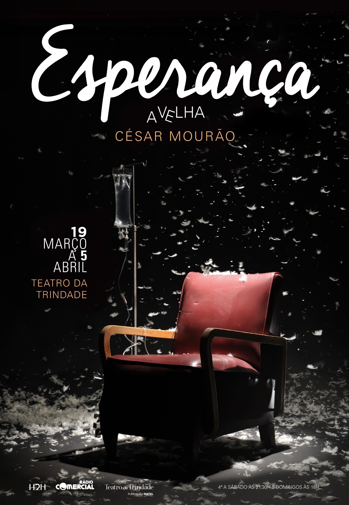 Cartaz de peça teatral intitulada 'Esperança a Velha' por César Mourão, exibida de 19 de março a 5 de abril no Teatro da Trindade. Mostra uma poltrona vermelha envelhecida com penas ao redor, uma cuba de soro ao lado e informações de horários e patrocinadores.