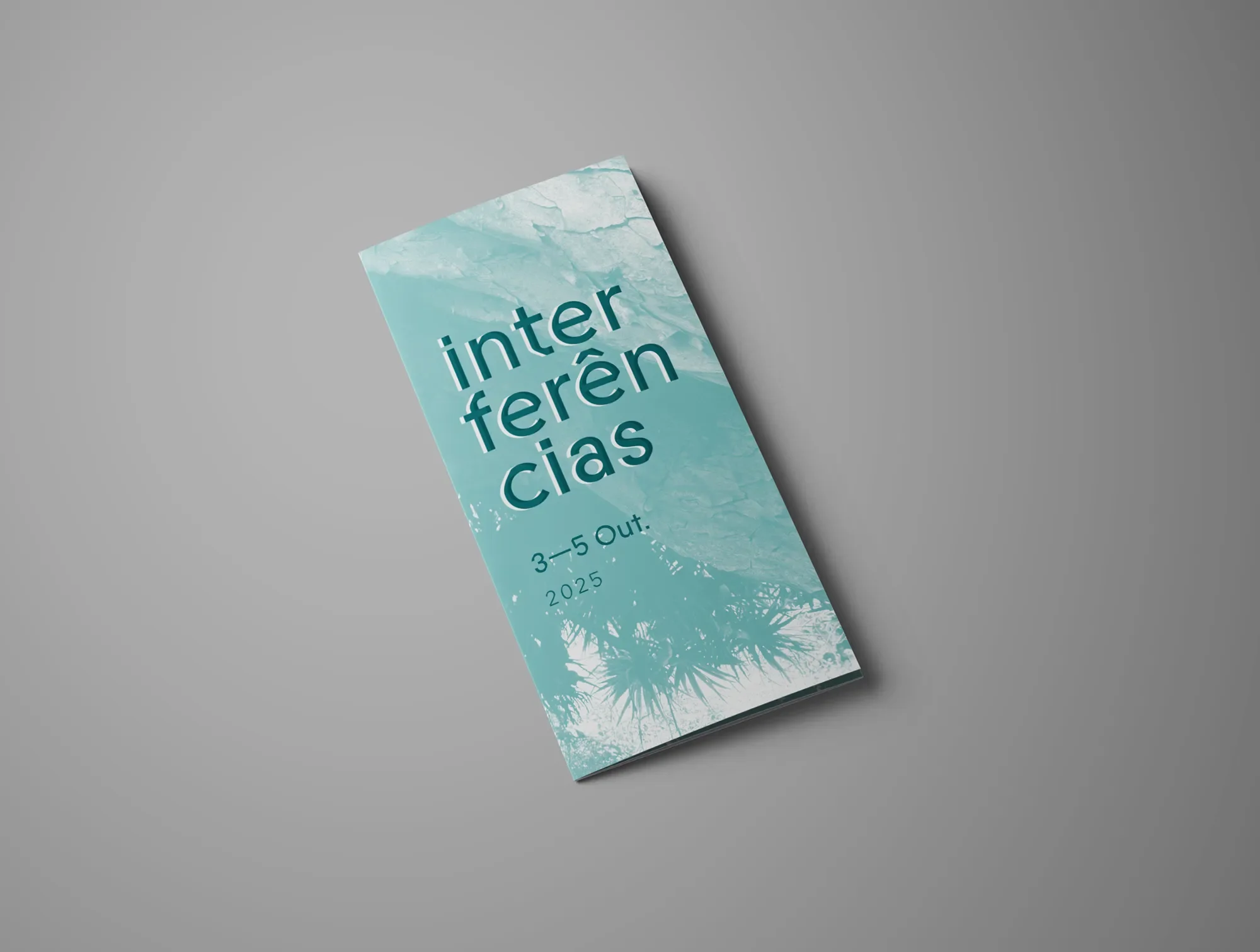 Flyer com fundo azul com tema de natureza apresentando o evento 'interferências' de 3 a 5 de outubro de 2025.