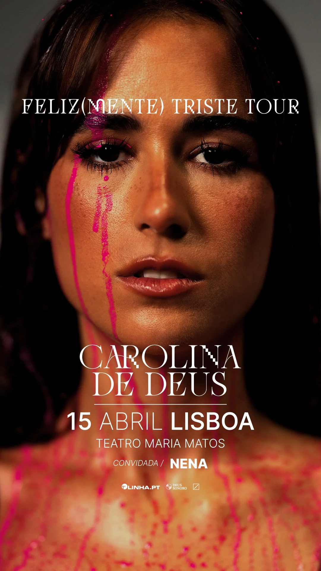 Cartaz de apresentação com uma mulher de rosto sério, maquiagem marcante e manchas rosa no rosto, anunciando o show de Carolina de Deus, com data 15 de abril, em Lisboa, no Teatro Maria Matos, convidada Nena.