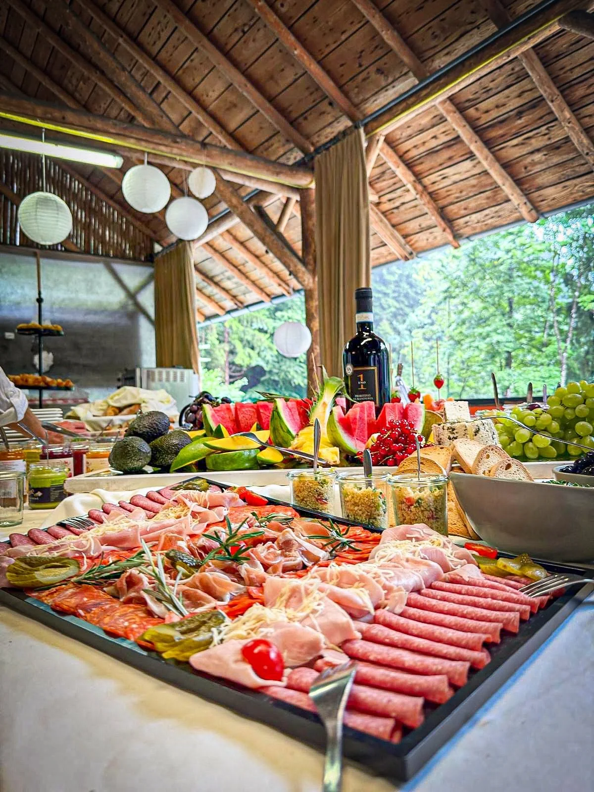 Brunch am See &ndash; mit ganz viel Herz ☺️

Vergangenes Wochenende durften wir einen zauberhaften Geburtstagsbrunch f&uuml;r Gabi vorbereiten &ndash; ein wundersch&ouml;ner 60er mit Seeblick und ganz viel Liebe zum Detail.

Es ist uns eine gro&szlig