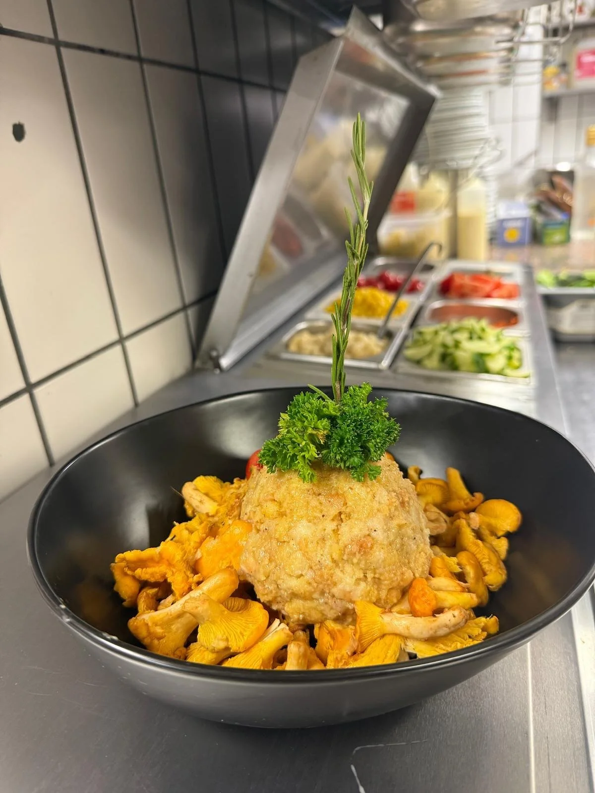 Morgen ist Genuss-Sonntag bei uns im Gasthaus Schwarzer See!

Am kommenden Sonntag servieren wir euch ein besonders feines Schmankerl: frisches Pfifferlinge-Ragout &ndash; cremig, aromatisch und genau das Richtige f&uuml;r Genie&szlig;er.

Kommt vorb