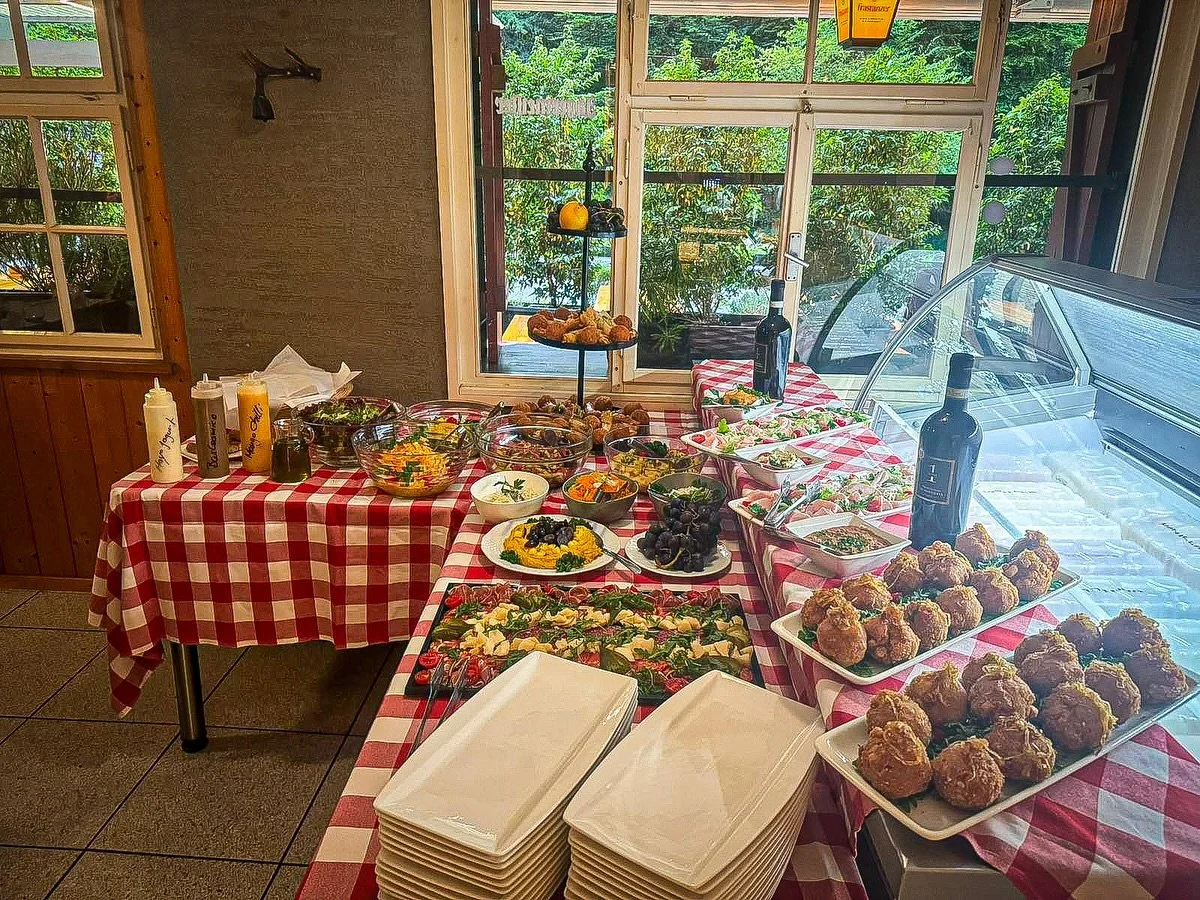 Besuch der Gemeinde Satteins im Gasthaus Schwarzer See 😇

Wir haben uns sehr gefreut, die Gemeinde Satteins bei uns willkommen zu hei&szlig;en!

Zu diesem besonderen Anlass durften wir ein leckeres Buffet vorbereiten &ndash; mit viel Liebe gekocht u