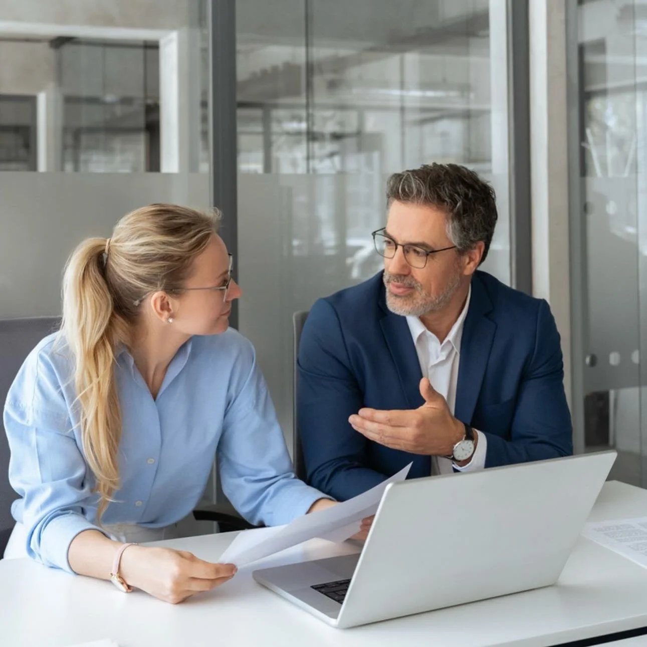 Executivos experientes carregam algo raro: 
.

Consist&ecirc;ncia.

S&atilde;o profissionais que j&aacute; provaram sua capacidade de entregar, sustentar resultados e guiar pessoas em momentos decisivos.

Mas at&eacute; mesmo quem domina a pr&aacute;