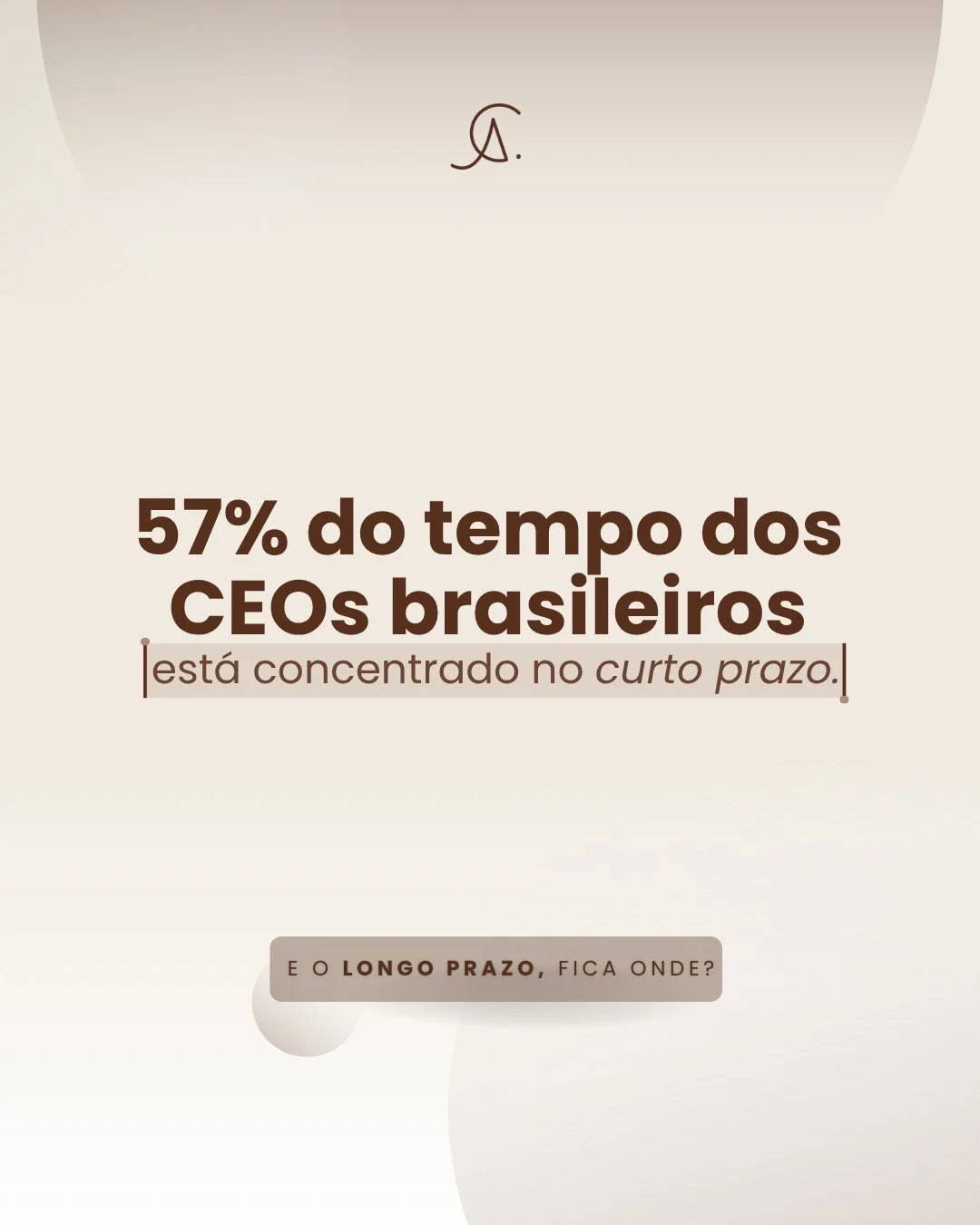 Leio esse n&uacute;mero menos como falta de vis&atilde;o e mais como um retrato de agenda tomada pelo pr&oacute;prio dia.

N&atilde;o &eacute; raro encontrar l&iacute;deres que sabem exatamente onde a empresa precisa chegar em cinco anos, mas passam 