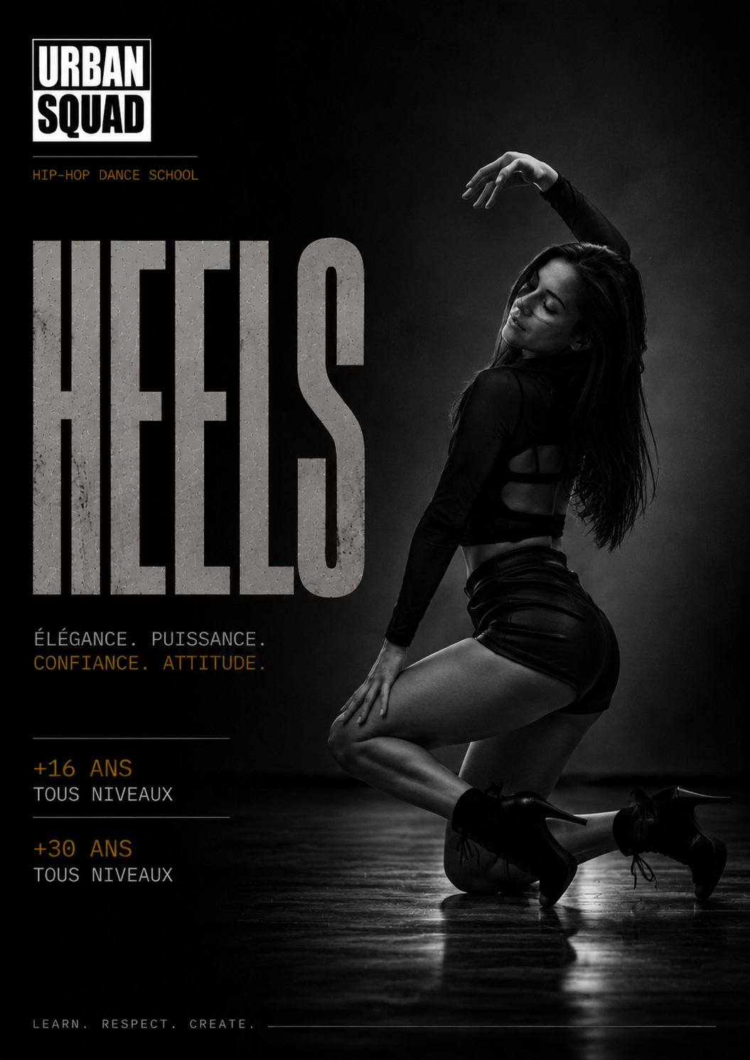 Une femme en vêtements noirs portant des bottes hautes, allongée sur le sol, levant une jambe vers le haut, photo en noir et blanc avec texte en vert et blanc sur l'image.