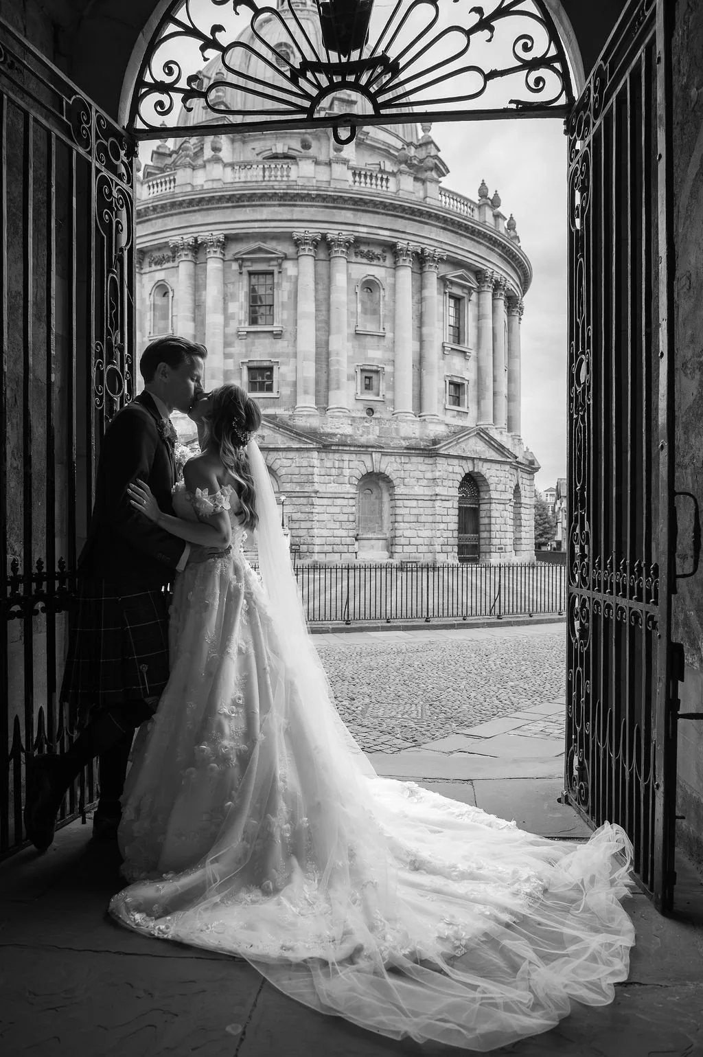VictoriaandAndrew_Bodleian-Library-Oxford-Weddings-by-Nicola-and-Glen-970.jpg