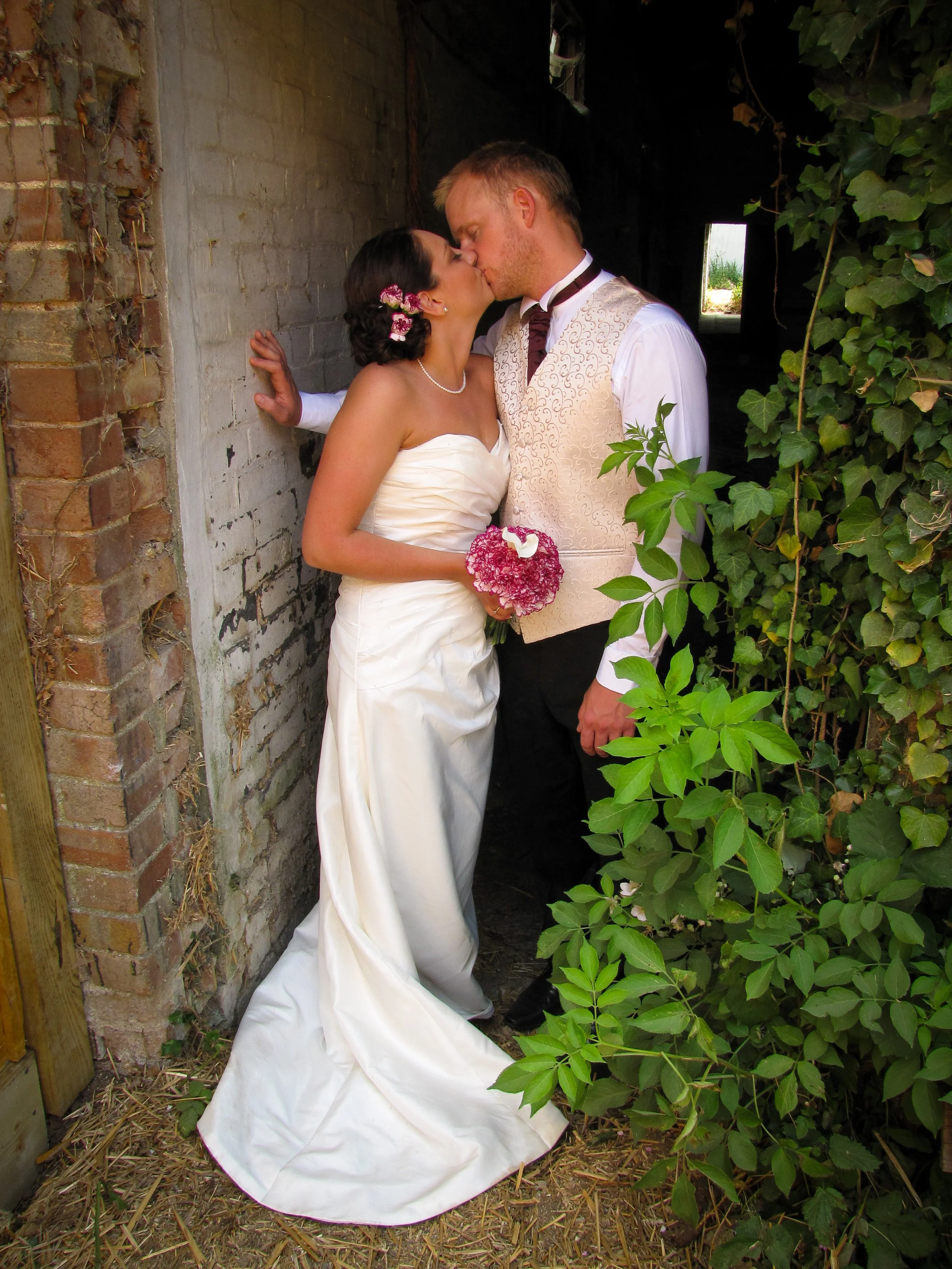 Natural candid wedding photography, unobtrusive portraits.