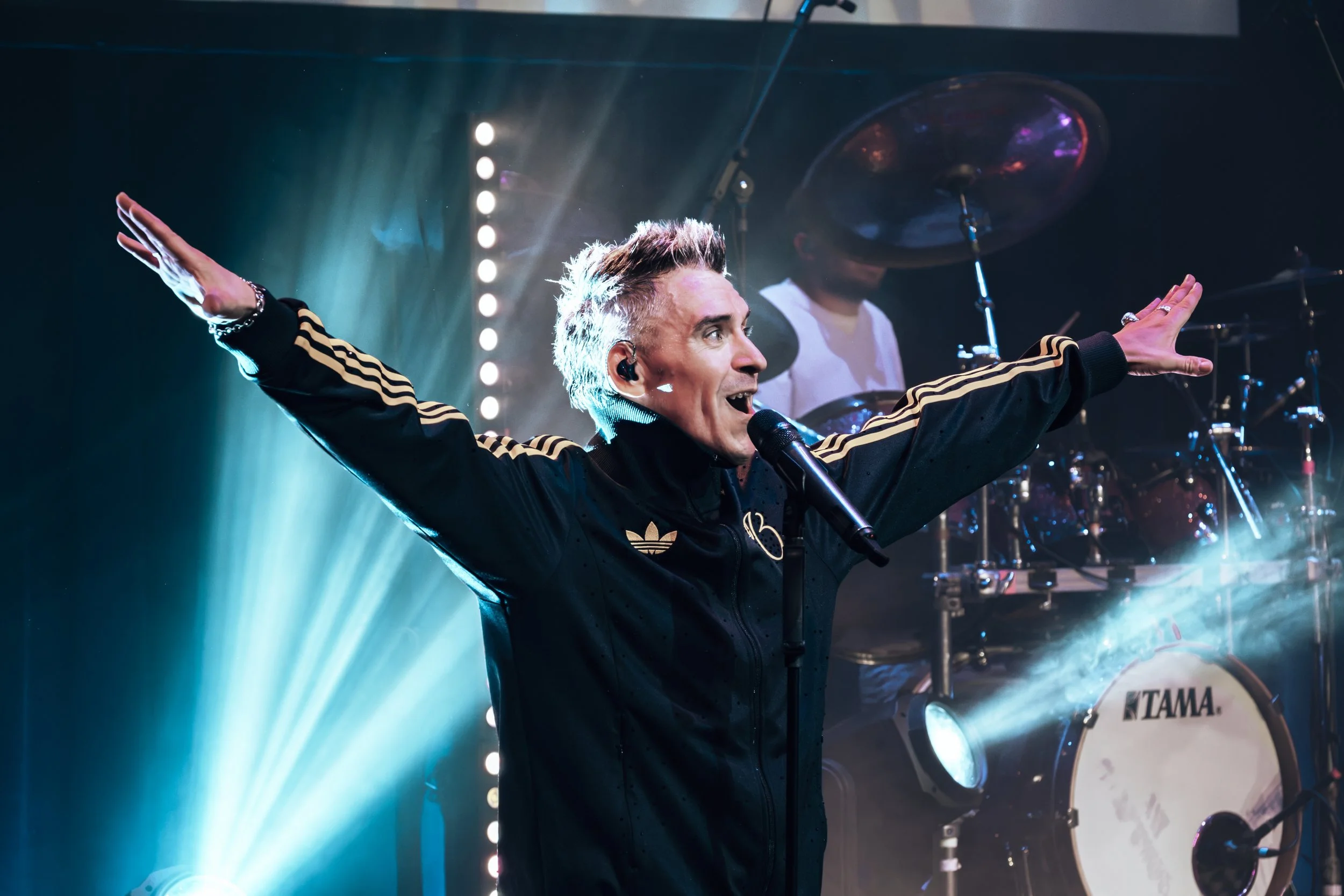 Robbie Williams with Retake that