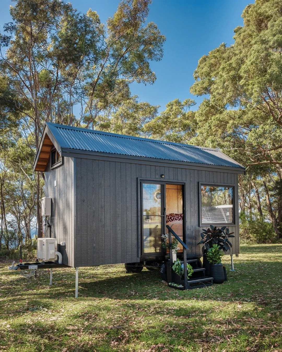 A timeless exterior finish with @weathertexaus Weathergroove Woodsman 150mm, paired with a @colorbondsteel Custom Orb roof in Monument. An exterior that complements its surroundings, naturally.