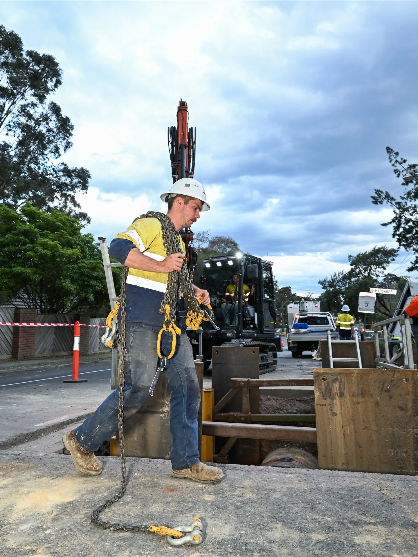 Big shoutout to our amazing photographer for capturing the hard work happening on-site! Your eye for detail makes all the difference. Thank you for the awesome shots! 🙌 @photomi_photography #construction #plumbing #melbourne #nightworks #civil