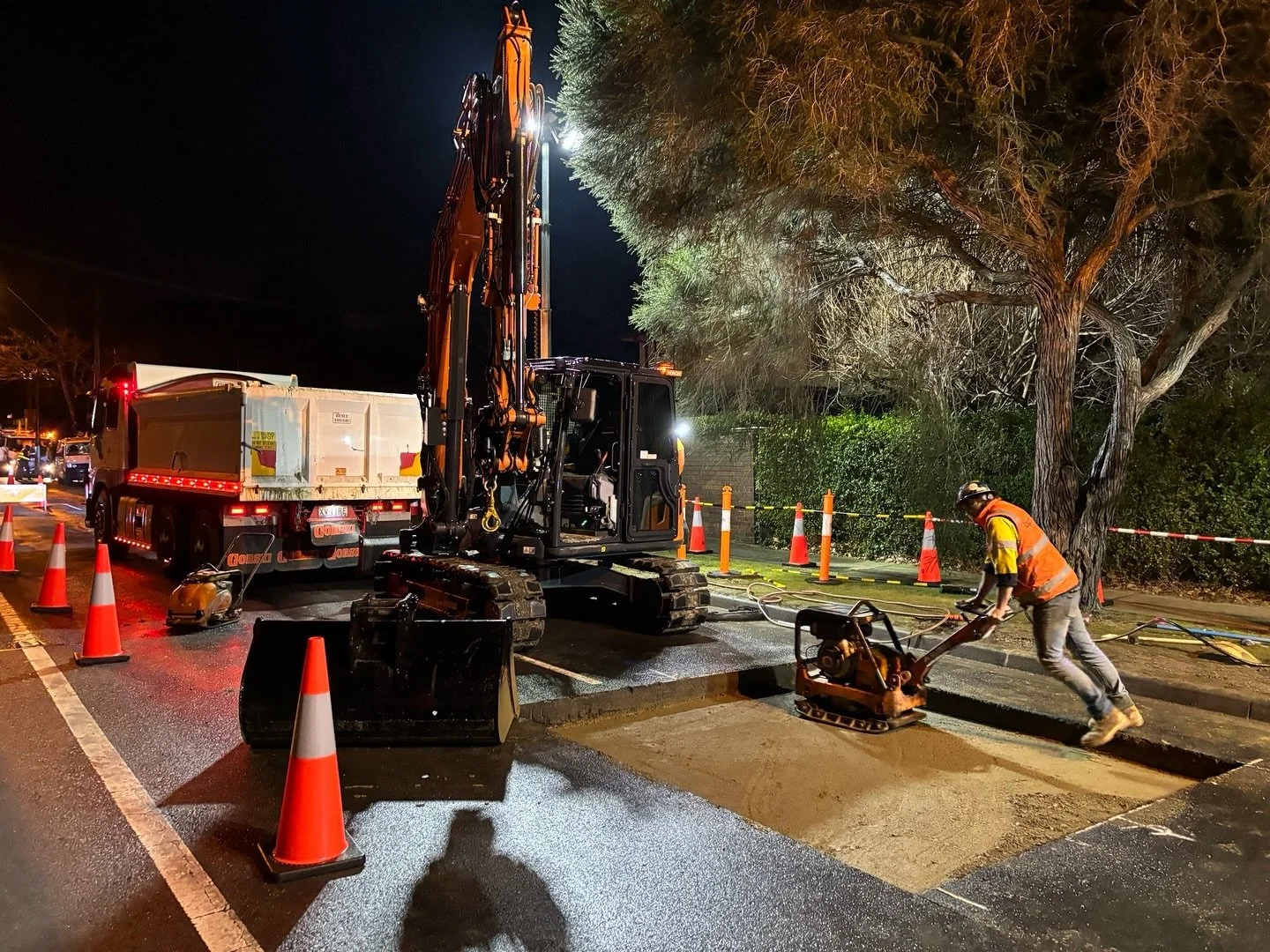 Pipeline scanning in full swing for the next 8 weeks 🚧 
Slide to see start -> finish

#plumbing #melbourne #construction #ashphalt #building #teamwork #hitachi #commercial #excavationworks #plumbingmelbourne 
#machinery #nightworks