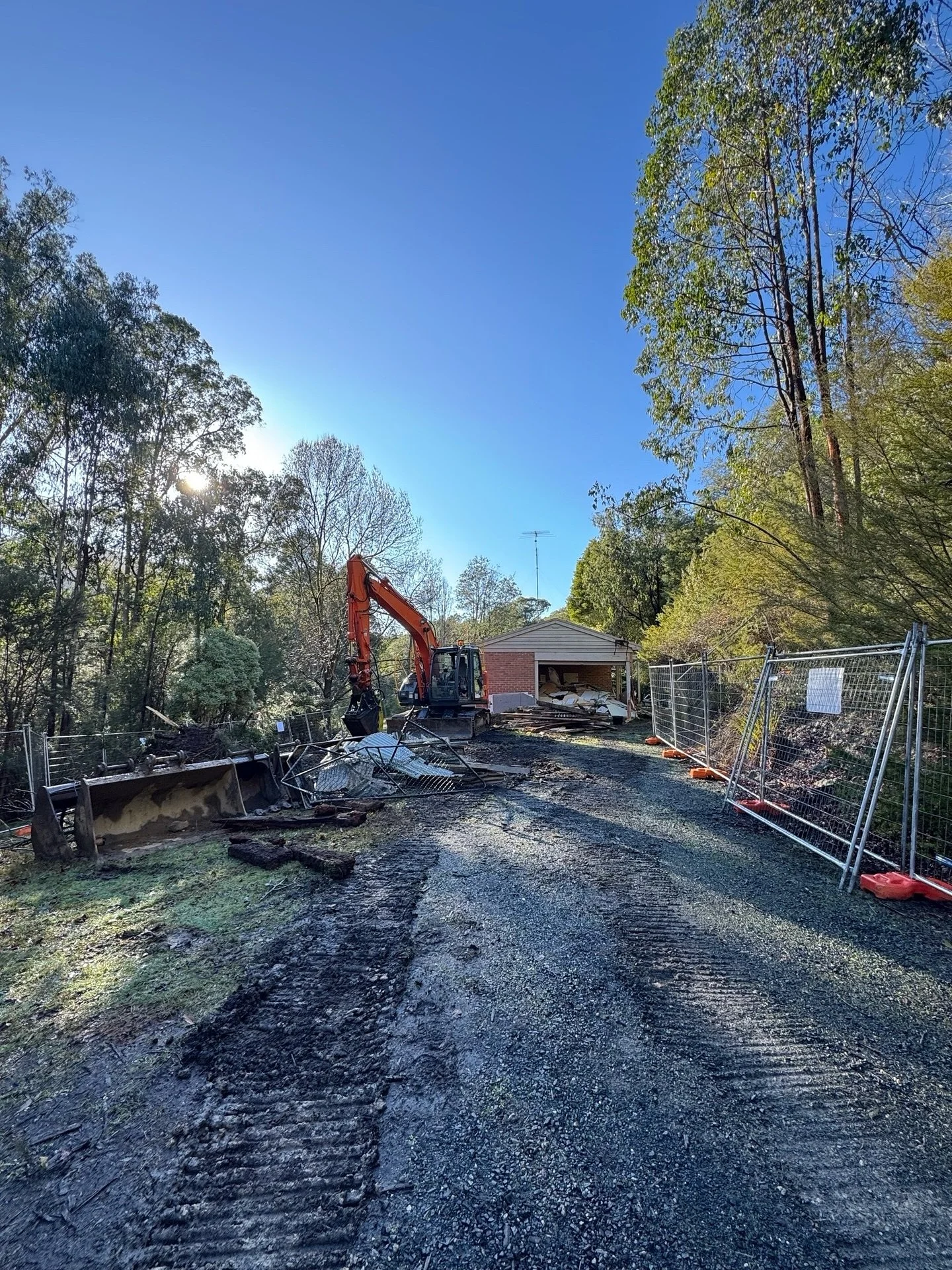 House demo from start to finish 🤌🏽#construction #commercial #demo #demolition #building #familybuisness #hitachi