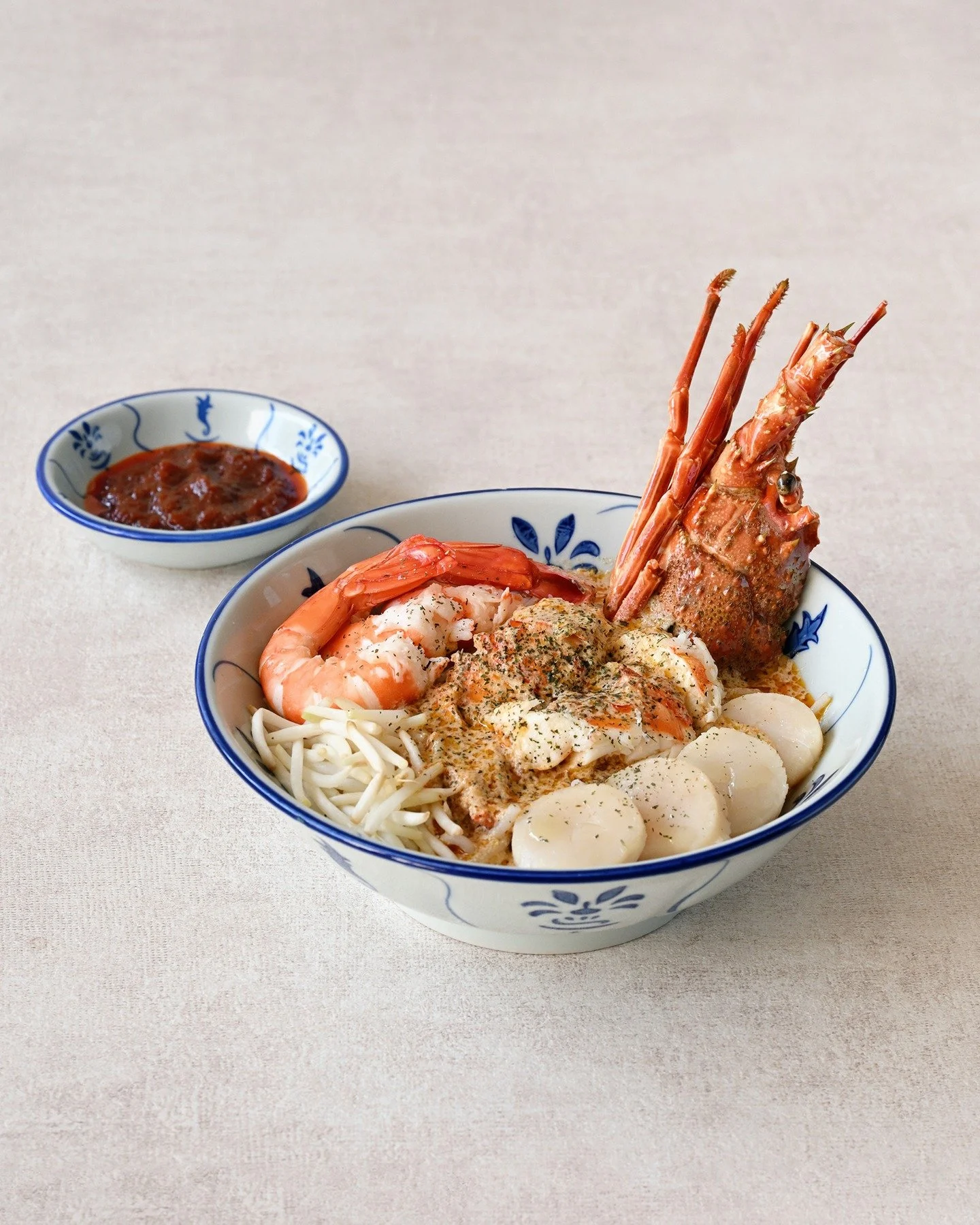 Shooting full catalogue and menus a lot in the last month. I'm never going to post any basic white background stuff, but some of the stylings have been so gorgeous 🧡 I love getting a very tight brief like this one.

#foodphotography #foodporn #laksa