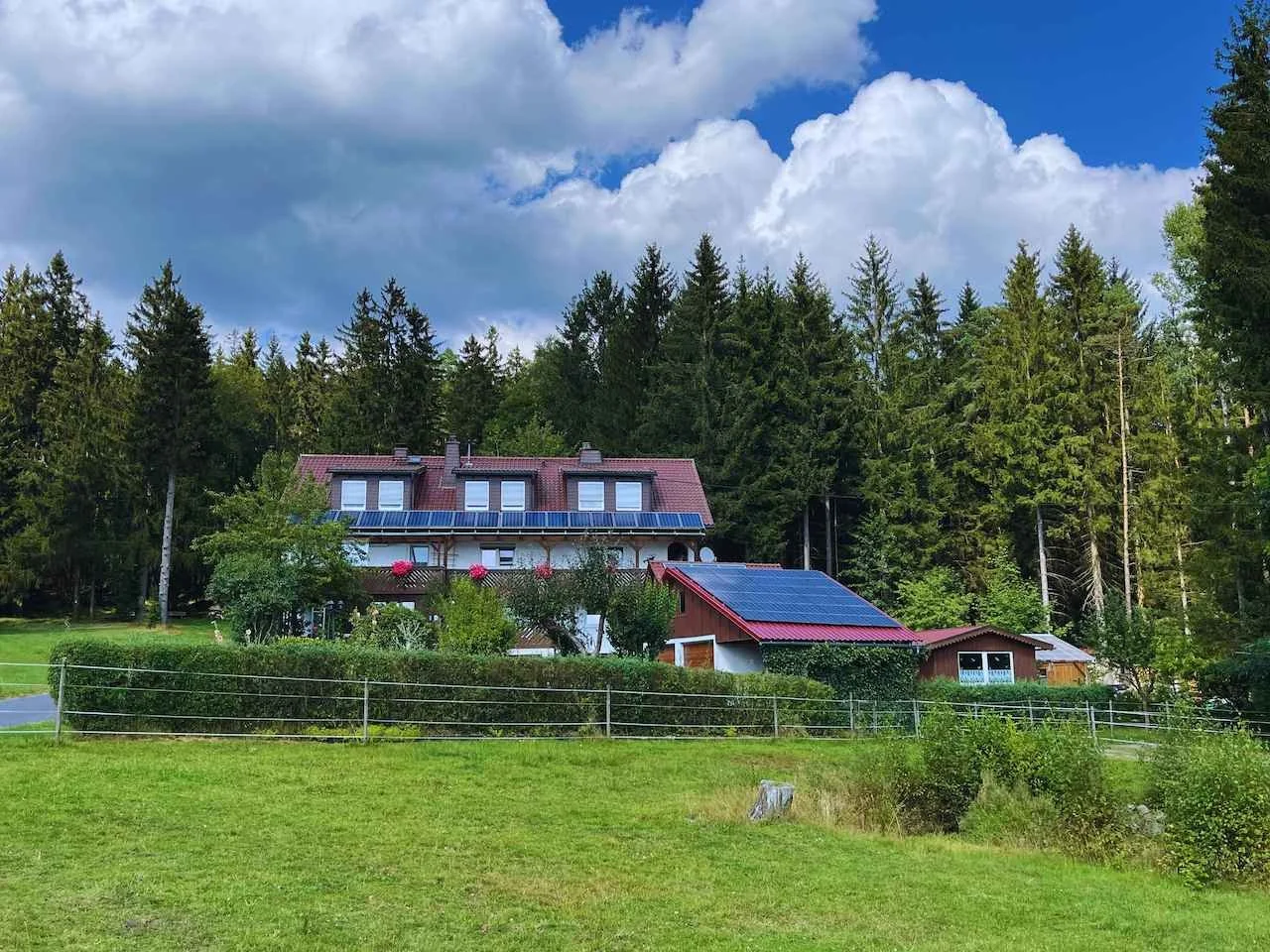 casa-paneles-solares-bosque-alemania.jpg