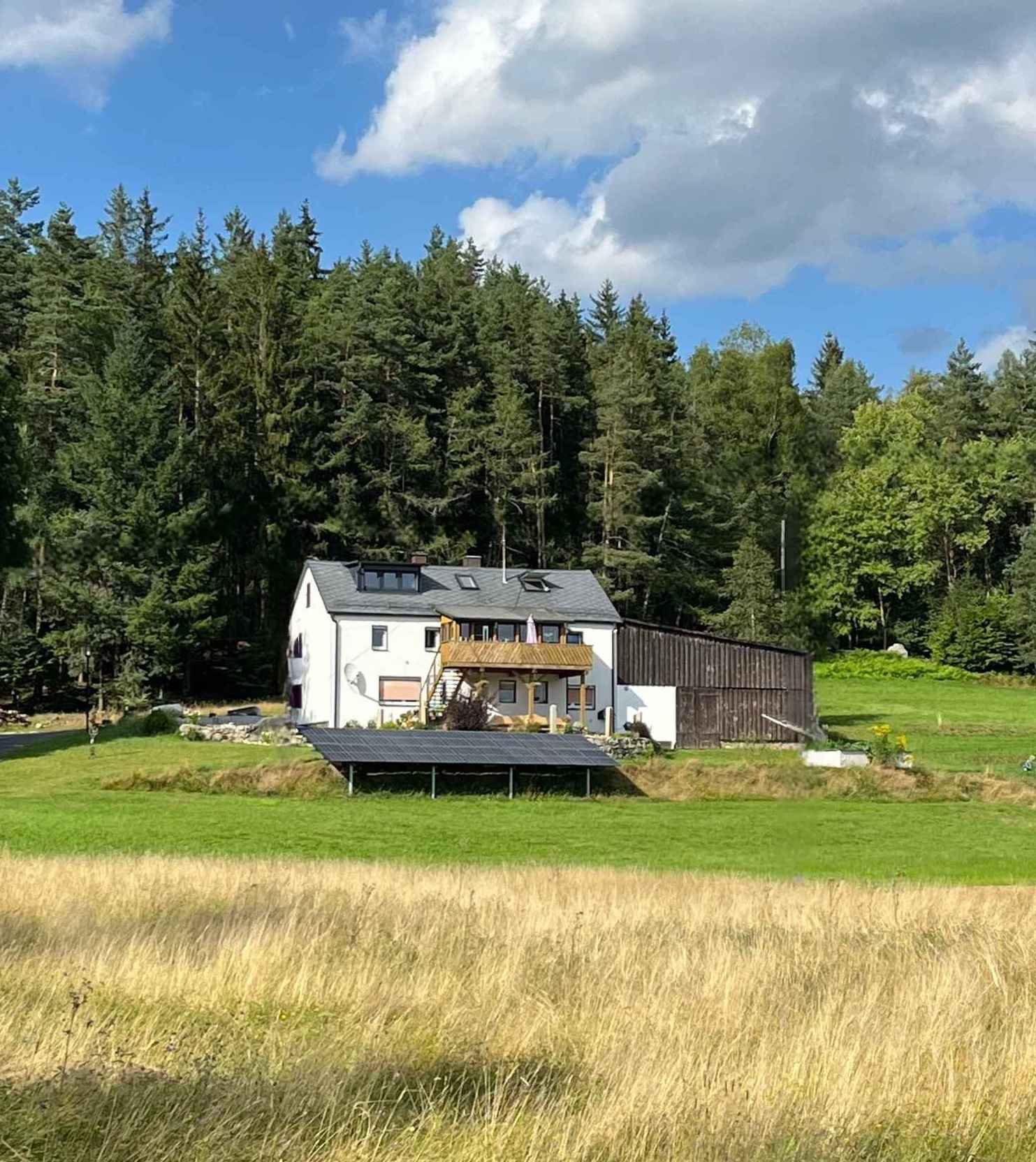 casa-campo-paneles-solares-suelo-alemania.jpg