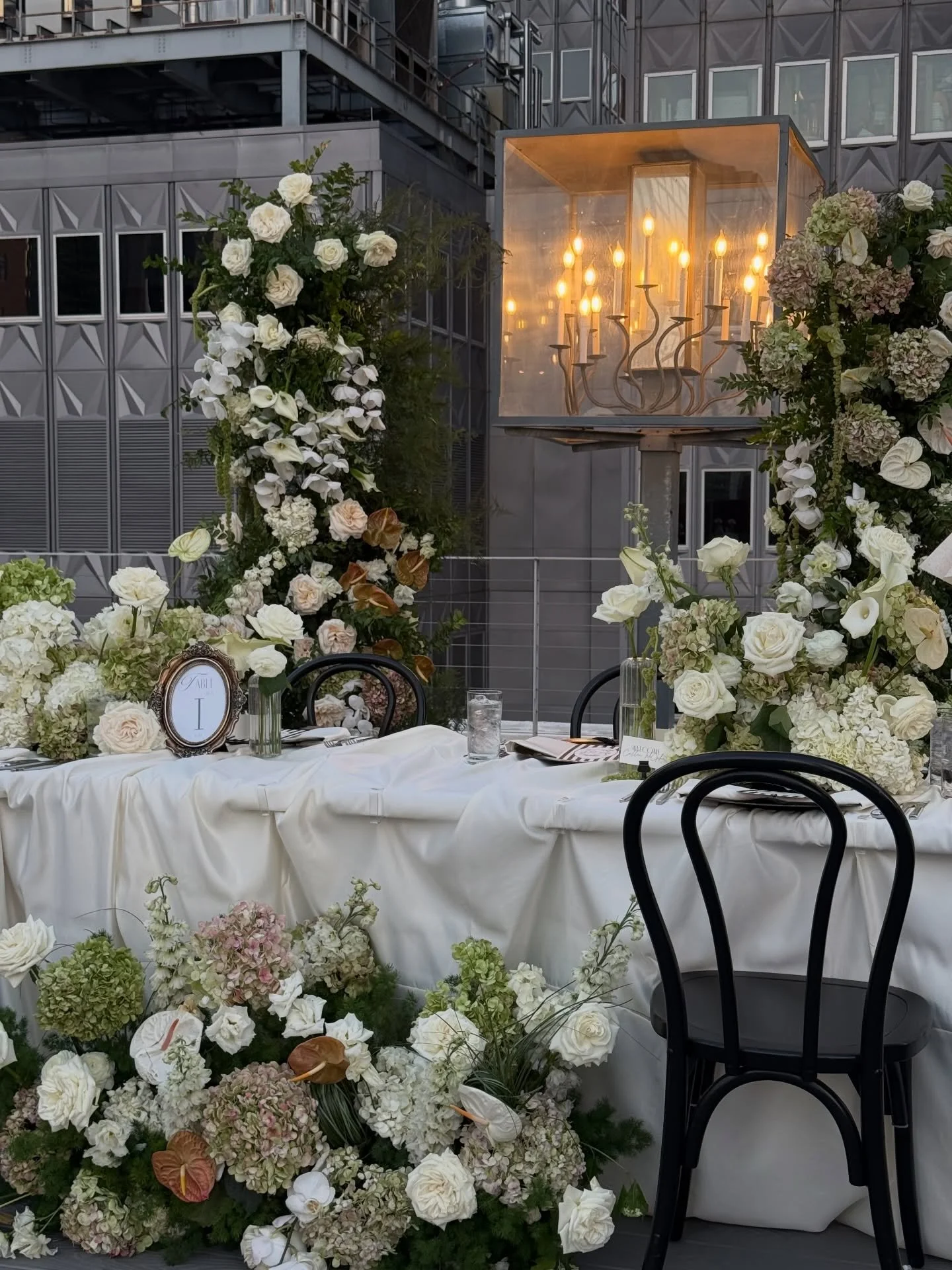 Still swooning over these reception details from Courtney &amp; Jake&rsquo;s rooftop wedding in Dallas, Texas at @venueat400northervay 🖤

The florals, tiramisu cups, and little touches of the couple&rsquo;s dogs are some of our faves 🐾🥹

Vendors: 