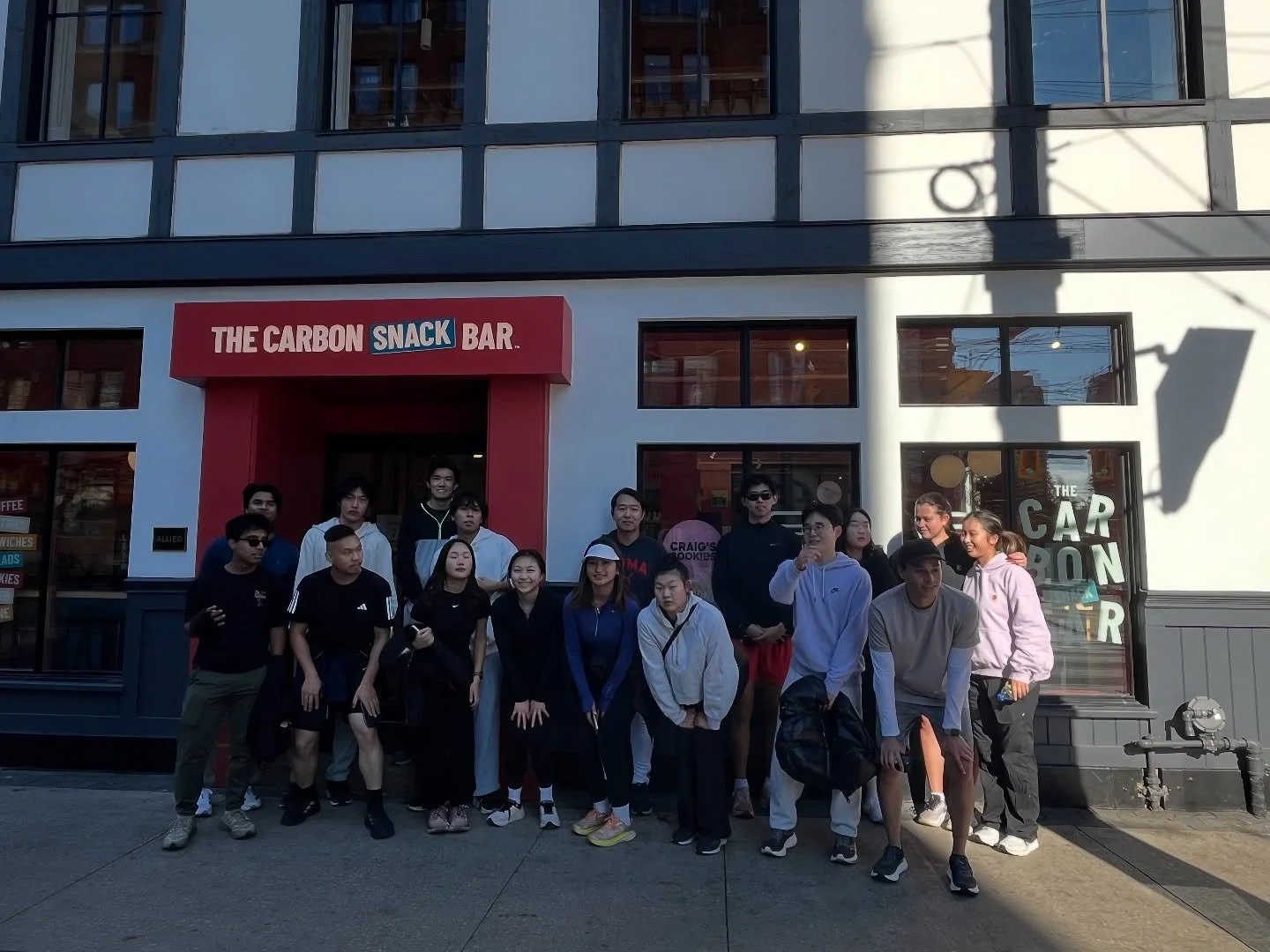 Happy first November run 🍂🍁
Thanks everyone for coming today in the chilly weather!
Our runners enjoyed the scenic fall run and of course the post snacks at the carbon snack bar🥨🍪🍭
Location📍 460 King St W, Toronto, ON M5V 2J4
Crumbs rating 🍪 3